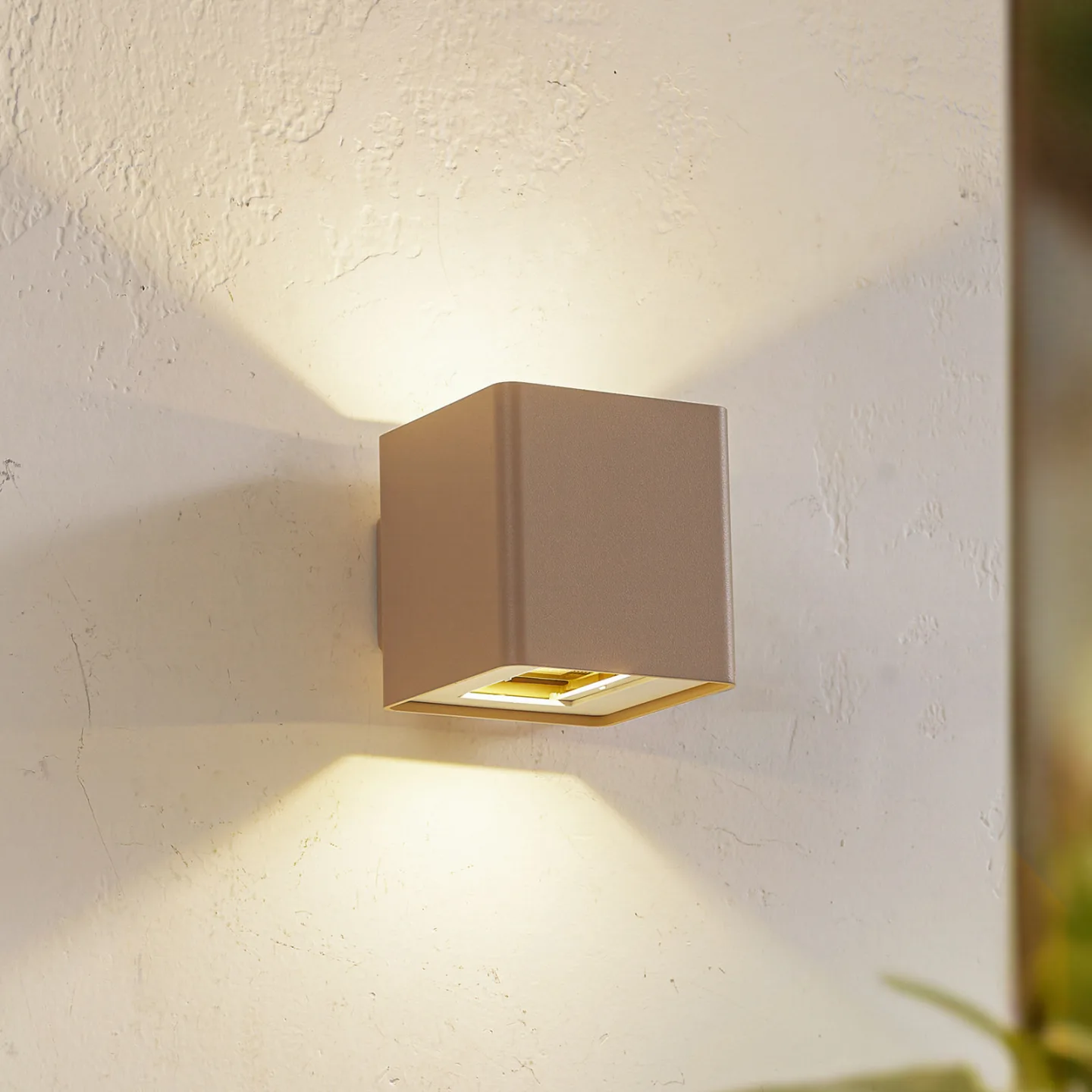 Aaron LED-utomhusvägglampa, beige, IP54, upp/ner – Lucande - Terrass - Modern - Aluminium - Med en ljuskälla