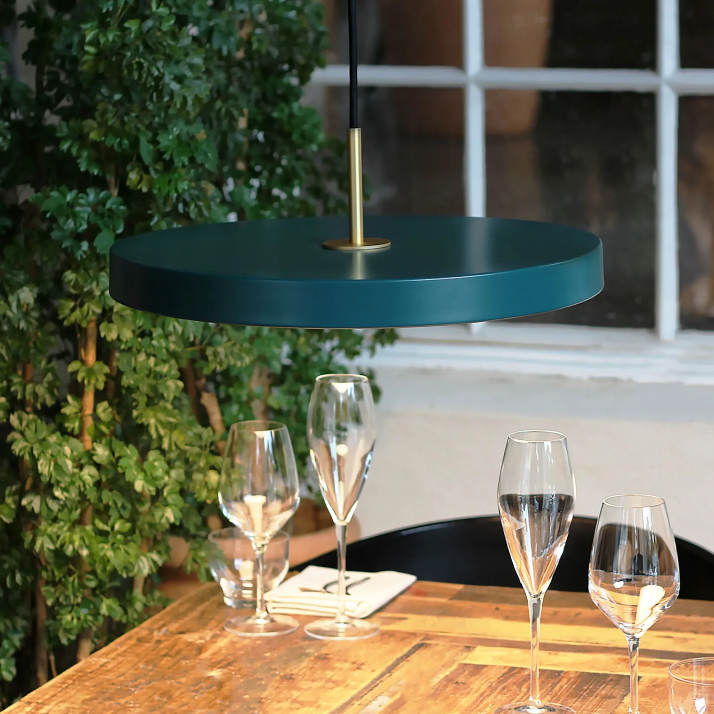 Asteria Medium LED-Hängelampe, grün/messing, Ø 43 cm - UMAGE - Wohnzimmer - Design - Metall - Einflammig