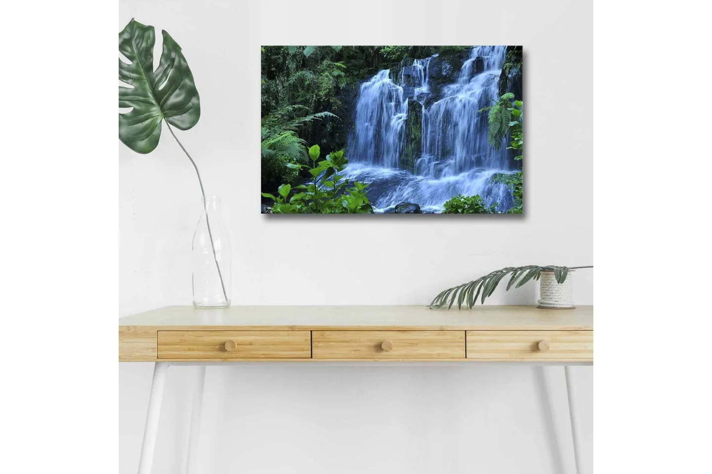 Canvastavla med LED-belysning - Vattenfall omgiven av frodig grönska - Grön / Blå / Vit