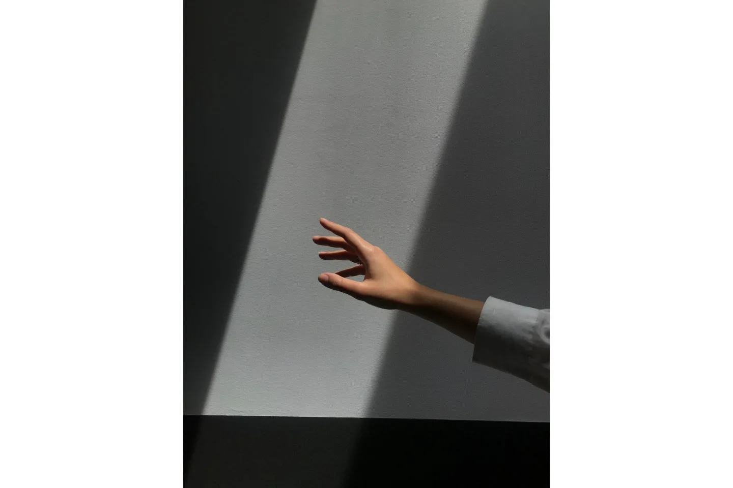 Poster Reaching Hand 50x70 cm - Grå
