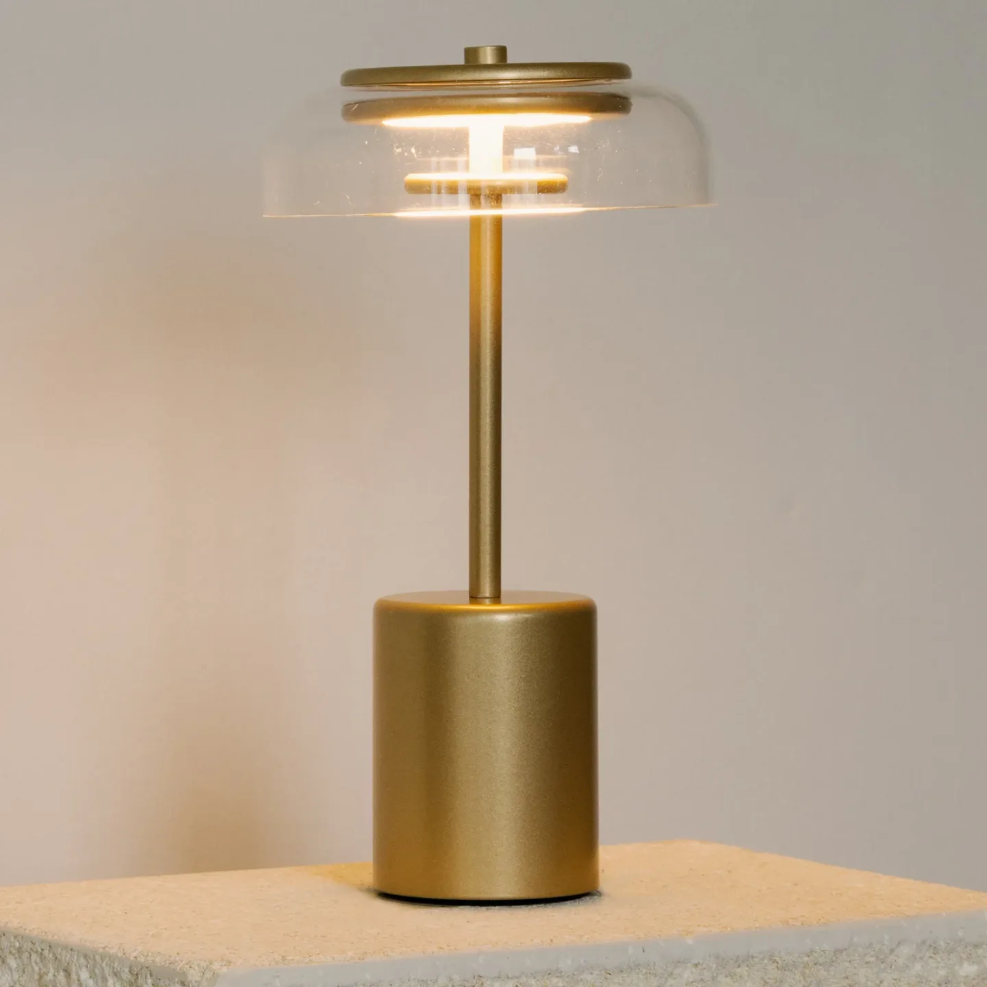 Blossi bærbar bordlampe Mini Nordic Gold/Clear - Nuura Nuura Aps - Terrasse - Skandinavisk - Metal - Med skærm