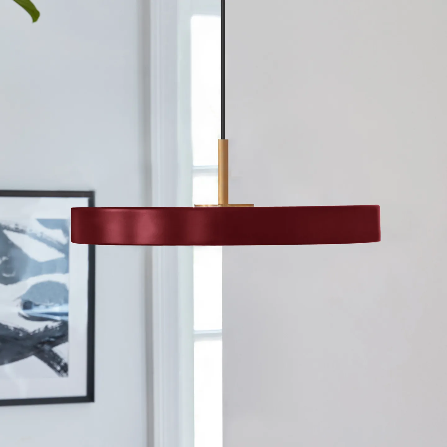 Asteria Mini LED-hængelampe rubinrød/messing Ø 31 cm - UMAGE - Stue - Design - Metal - Med én lyskilde
