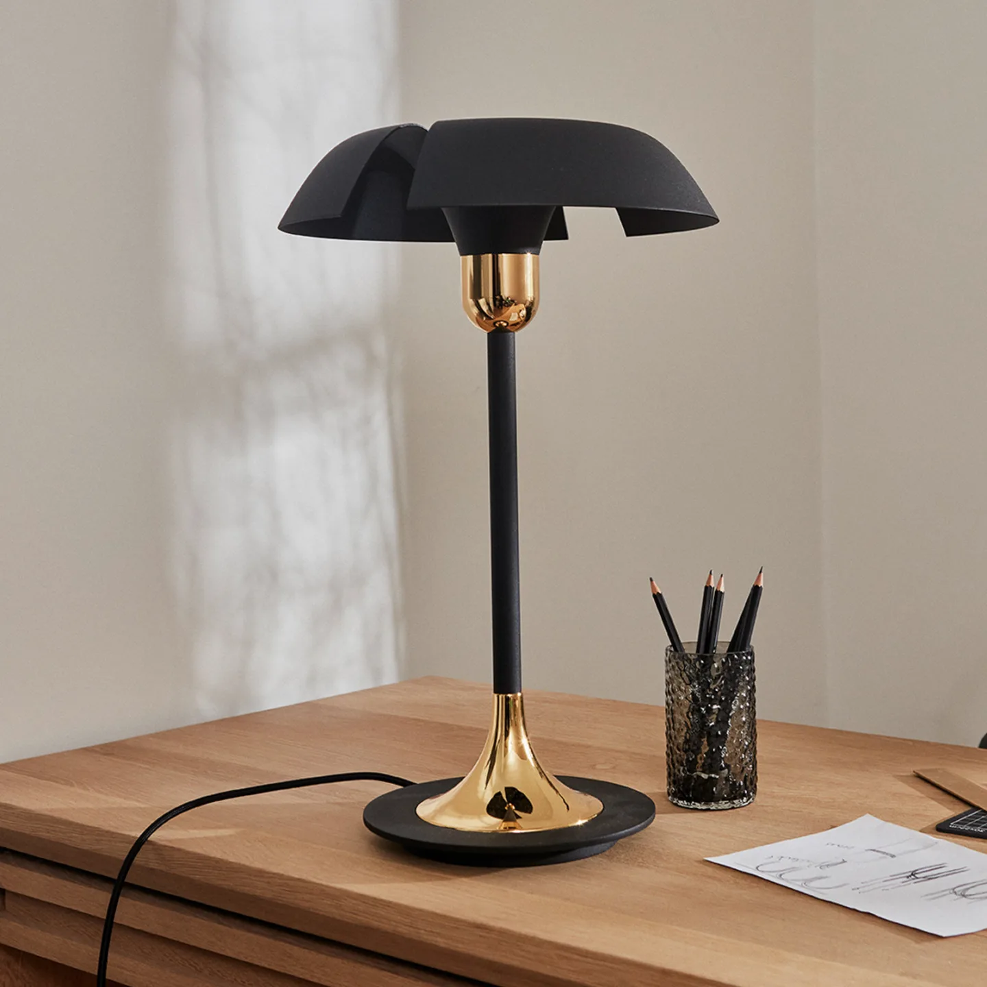 Cycnus bordlampe sort/guld - AYTM - Stue - Design - Metal - Med én lyskilde