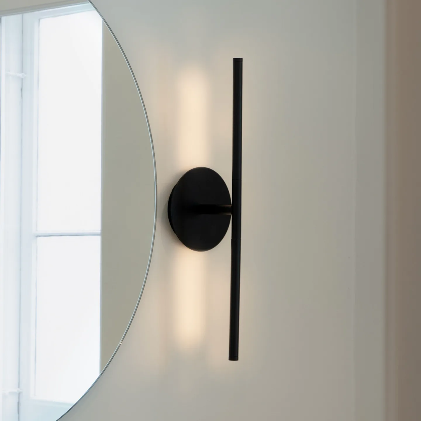 Omni LED-Wandleuchte, schwarz Breite 54 cm 2-flg. - UMAGE - Wohnzimmer - Design - Aluminium - Mehrflammig