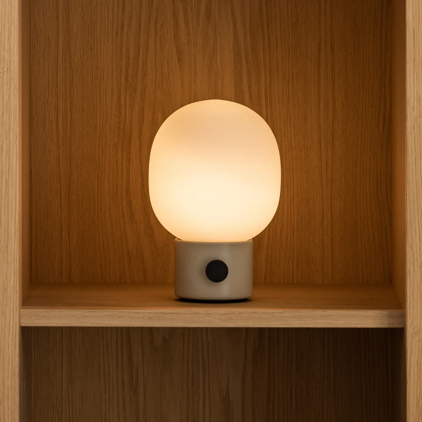 JWDA Bärbar bordslampa Alabaster White - Audo Copenhagen - Vardagsrum - Design - Glas