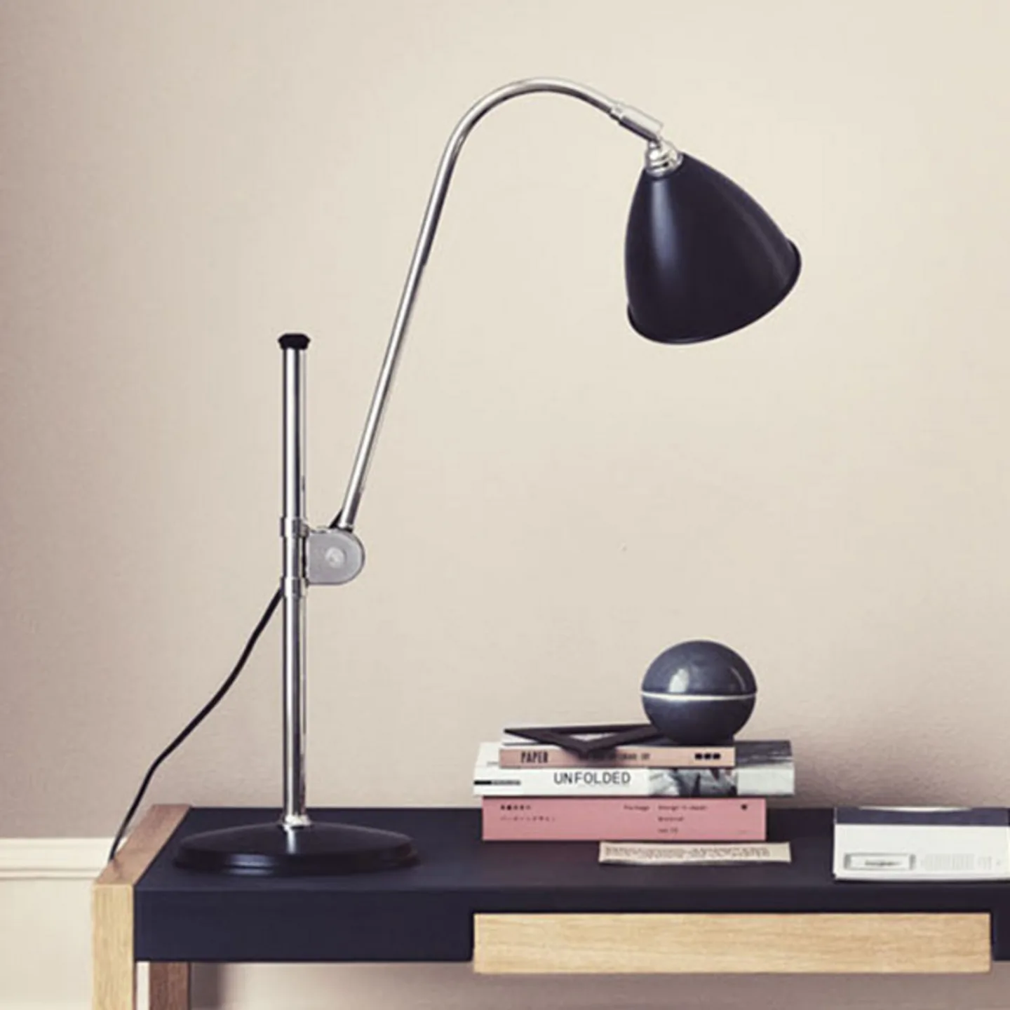 Bestlite BL1 Bordlampe Ø16 Krom/Sort - GUBI - Stue - Design - Metal - Med én lyskilde