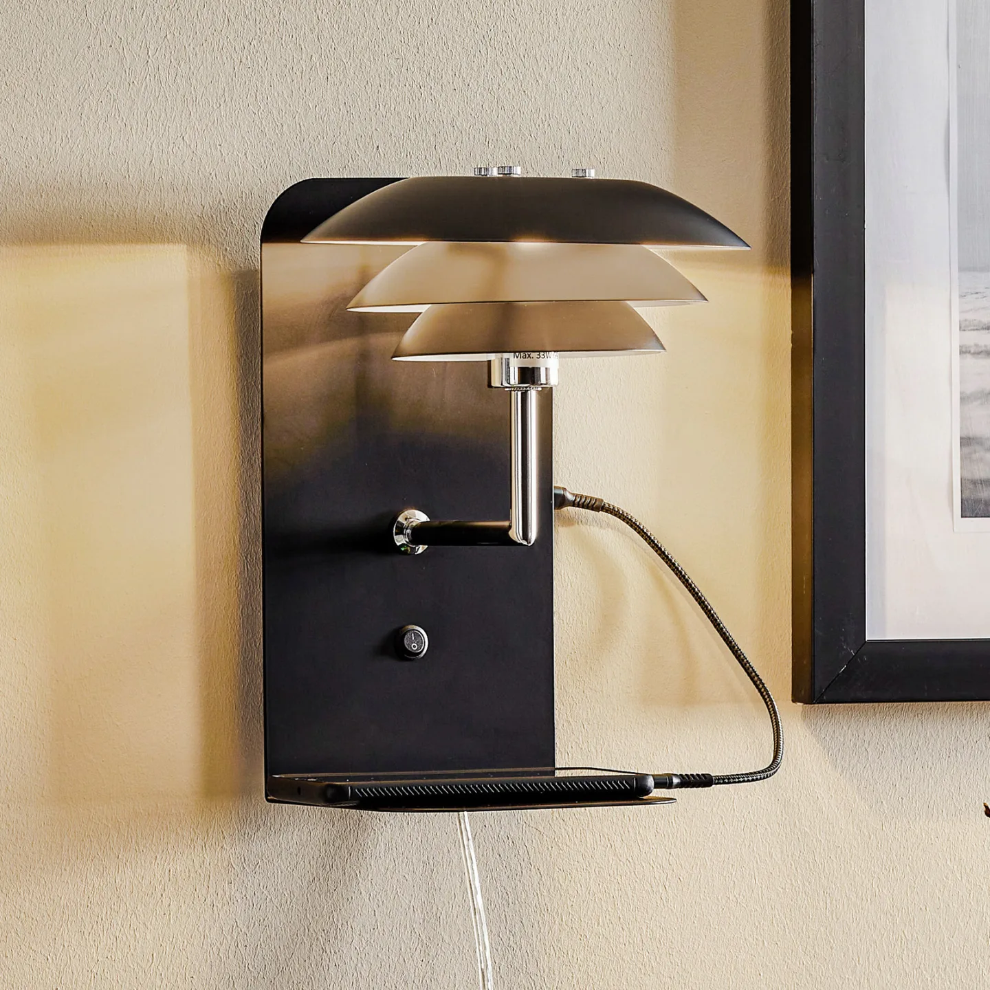DL20 USB Hylle inkl. Lampe Svart - Dyberg Larsen DL20 USB Shelf - Soverom - Skandinavisk - Metall