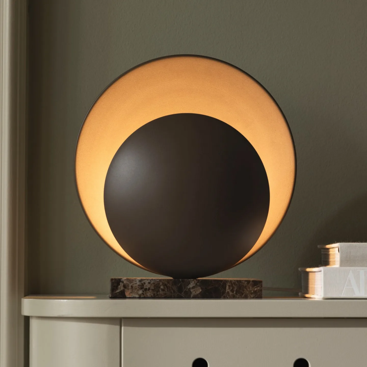 Globen Lighting Orbit Tischleuchte Mokka, brauner Marmor