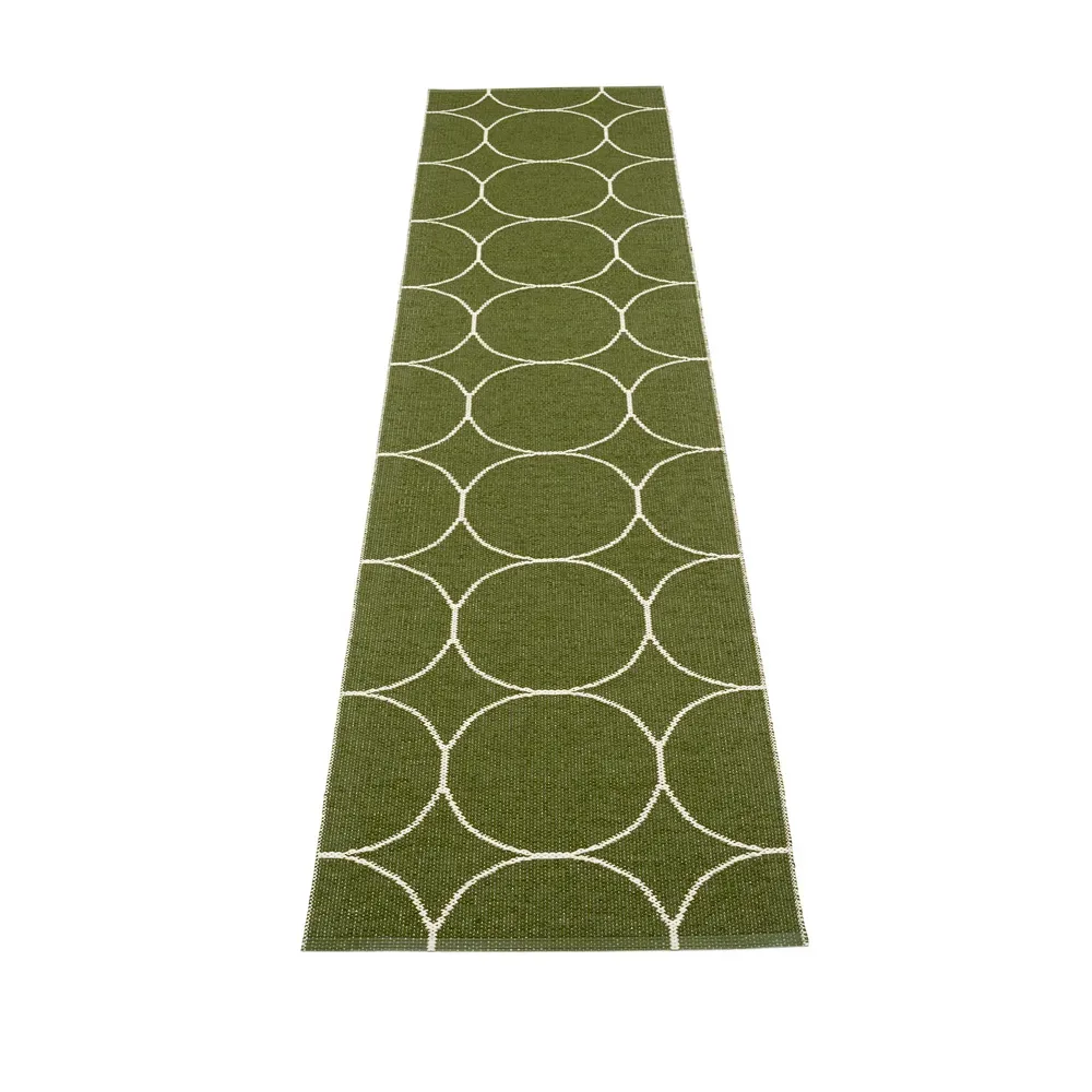 Pappelina Boo gångmatta dark olive/vanilla, 70x300 cm
