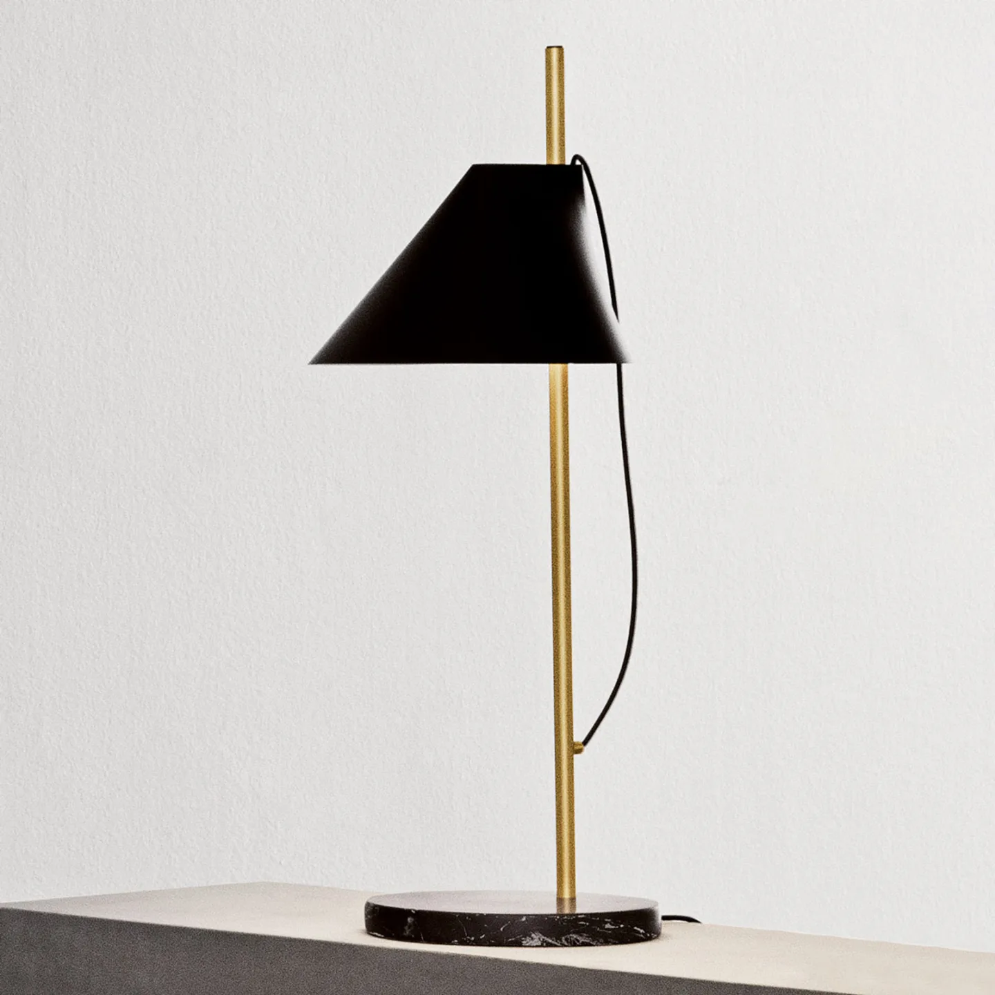 Yuh Tischleuchte Schwarz/Messing - Louis Poulsen Yuh Brass - Schlafzimmer - Design - Metall - Mit Schirm