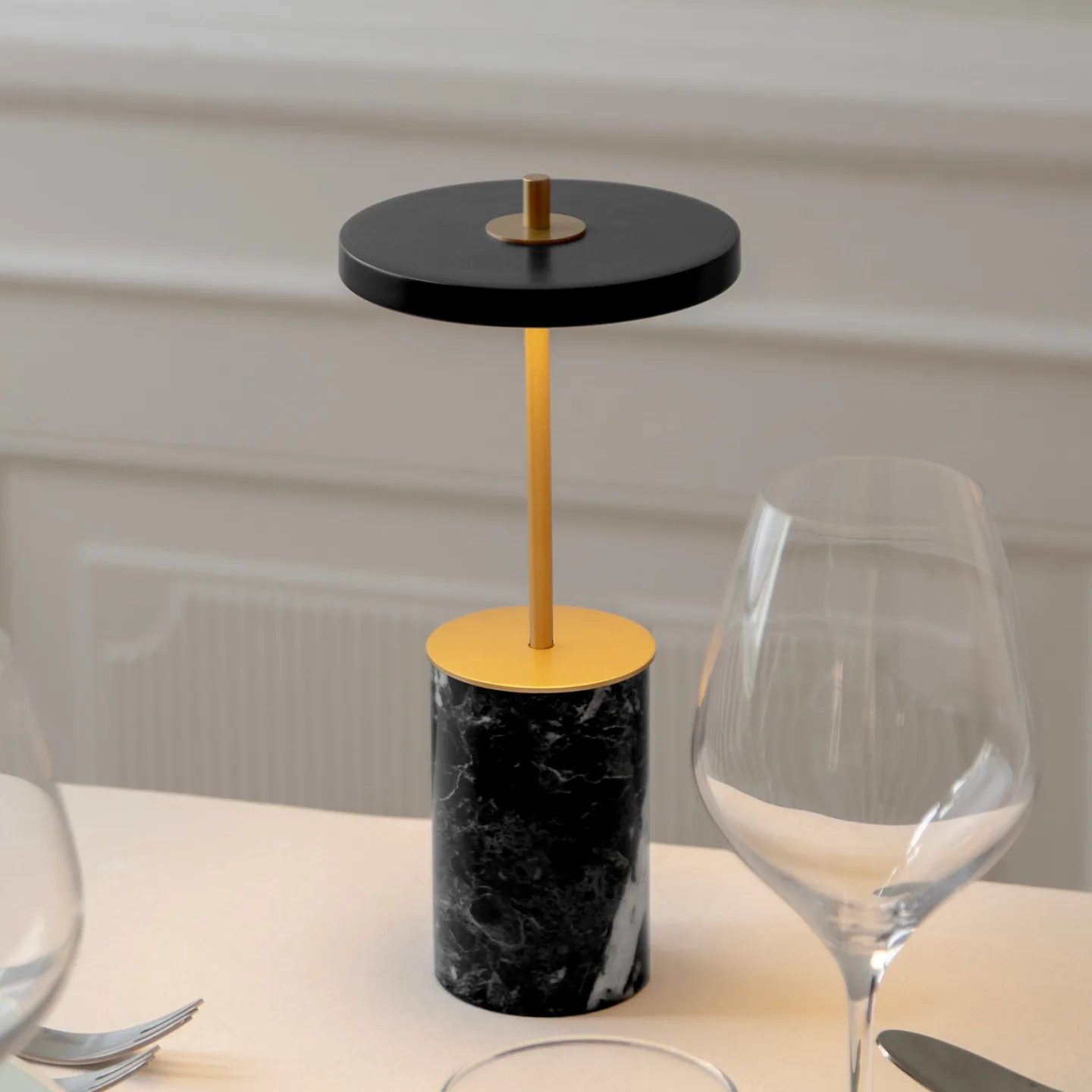 Asteria Move Portable Tischleuchte Mini Black Marble - UMAGE Asteria Move Mini - Terrasse - Design - Stein - Mit Schirm