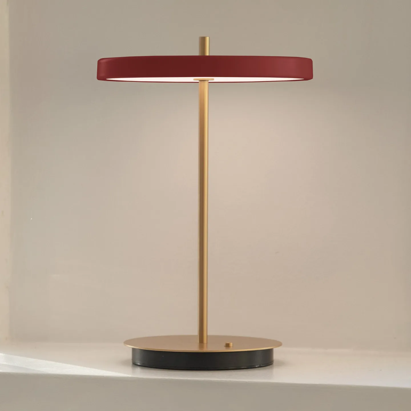 Umage Asteria Move bordslampa Ruby red