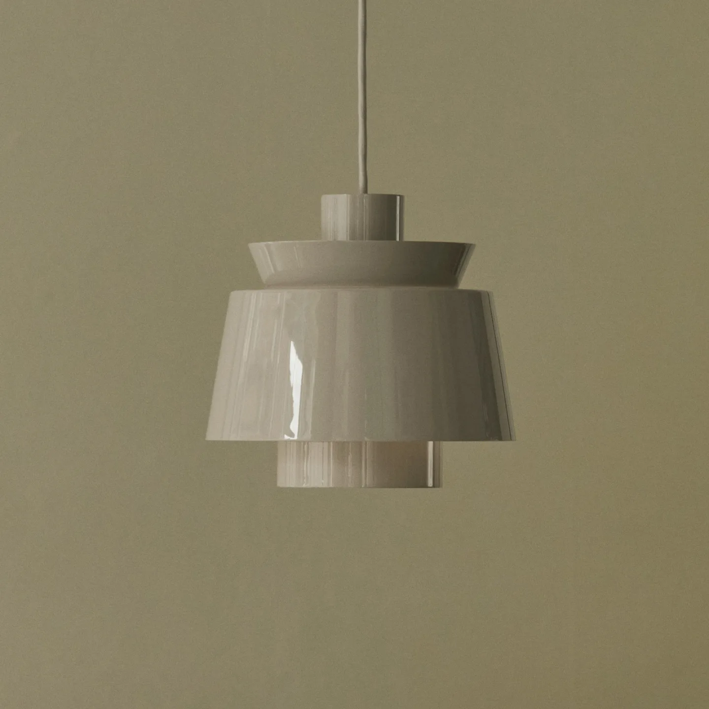 Utzon JU1 hengelampe, Ø 22 cm, gråbeige - &TRADITION - Stue - Design - Metall - Med skjerm