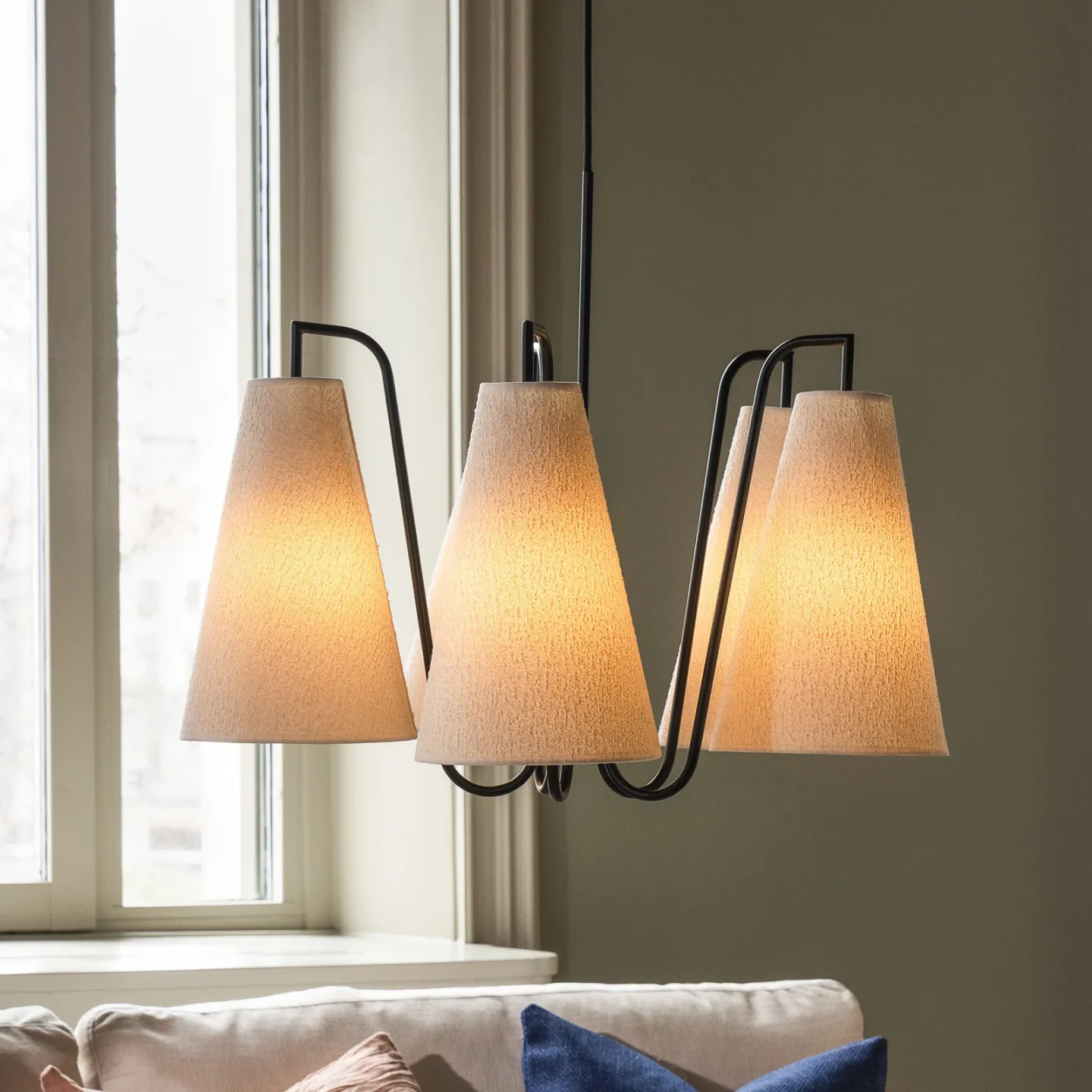 Lou 5 Hängeleuchte weiß Bouclé/schwarz - Globen Lighting Lou Bouclé 5 - Wohnzimmer - Skandinavisch - Stoff / Textil - Mehrflammig