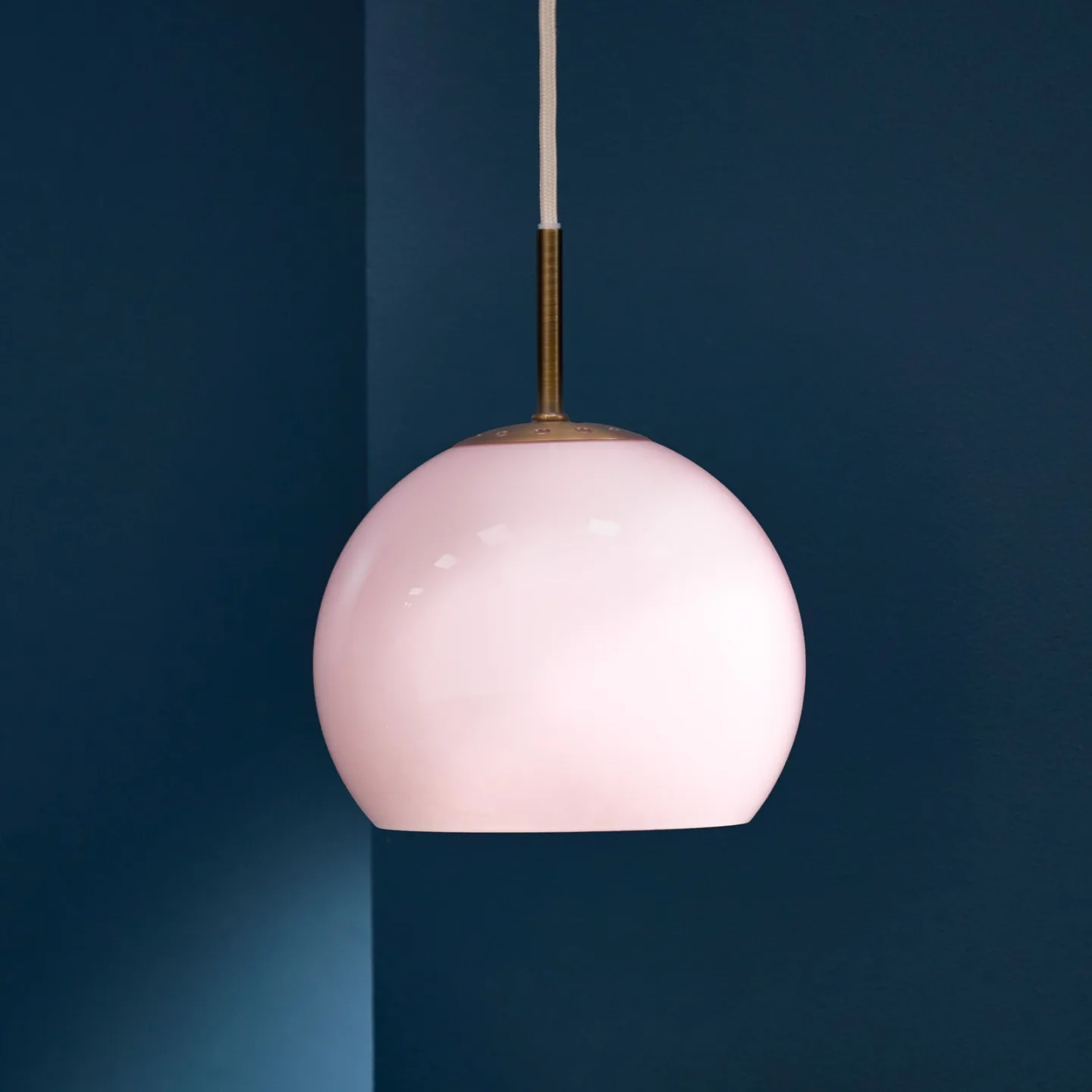 Ball Glass Pendelleuchte Ø18 Opal Rose - Frandsen - Wohnzimmer - Design - Mit Schirm