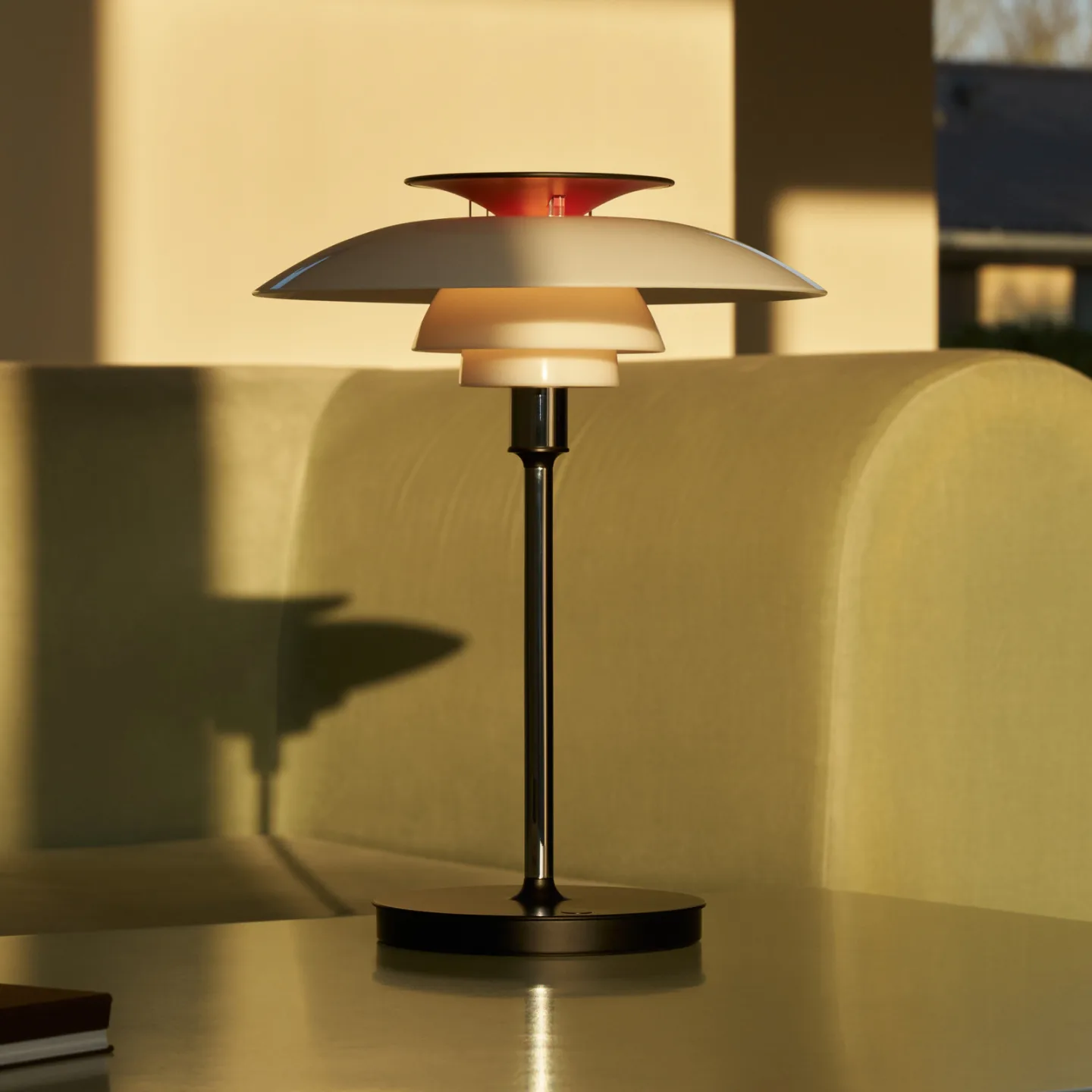 PH80 PORTABLE Akkutischlampe, weiß/rot/chrom - Louis Poulsen PH 80 - Wohnzimmer - Design - Aluminium - Mit Schirm