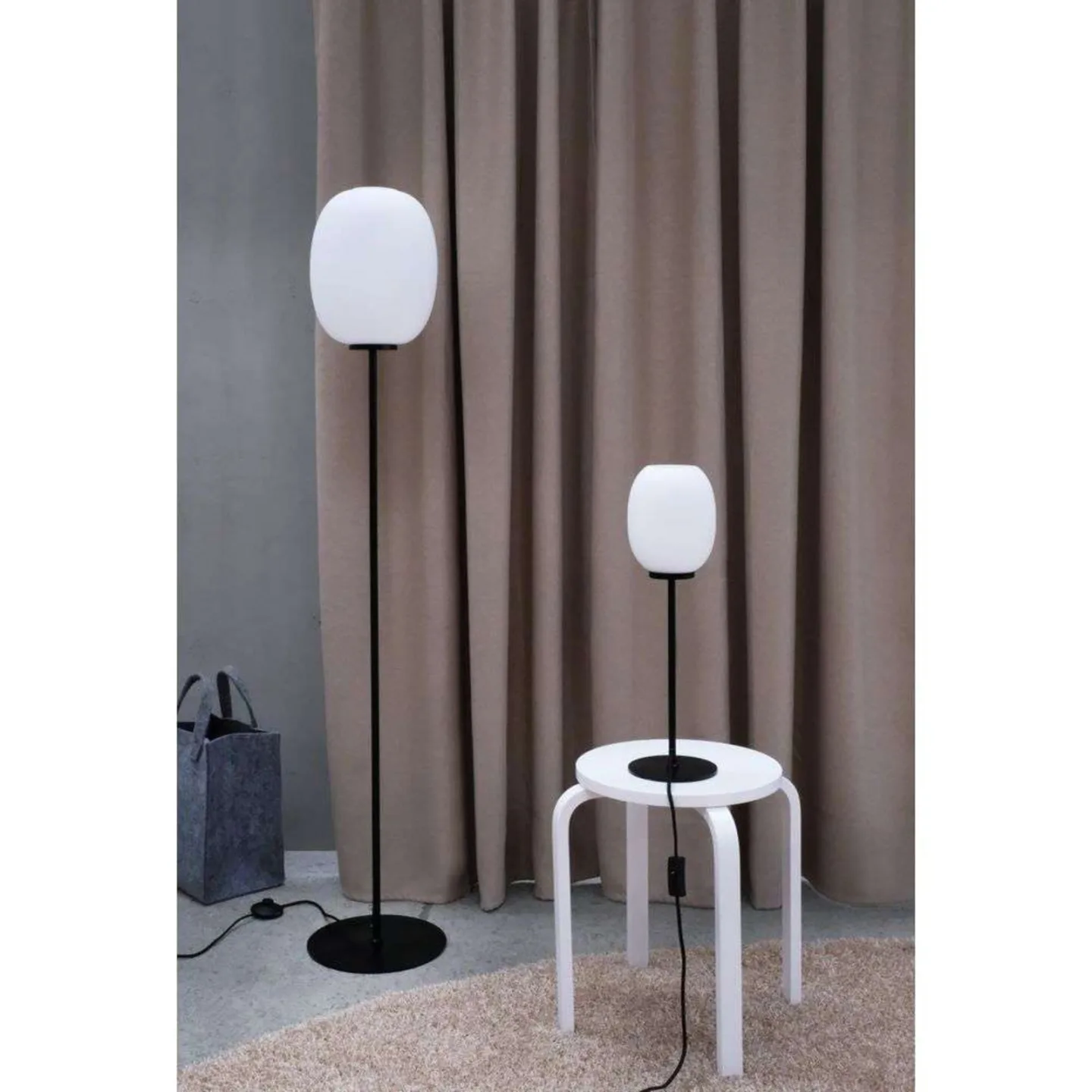 DL39 gulvlampe, opal/sort, højde 150 cm - Dyberg Larsen - Stue - Skandinavisk - Metal - Med én lyskilde