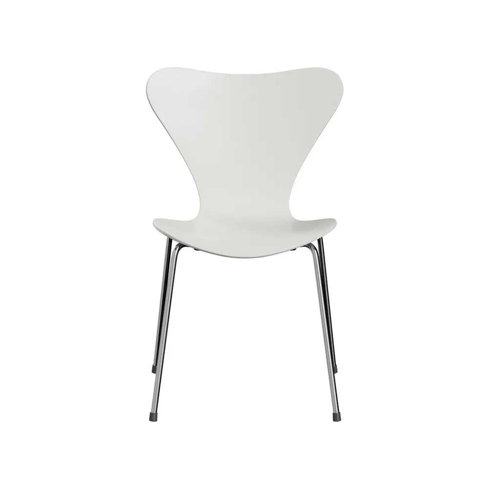 Fritz Hansen Sjuan 3107 stol Vitlackerad-kromat stålstativ