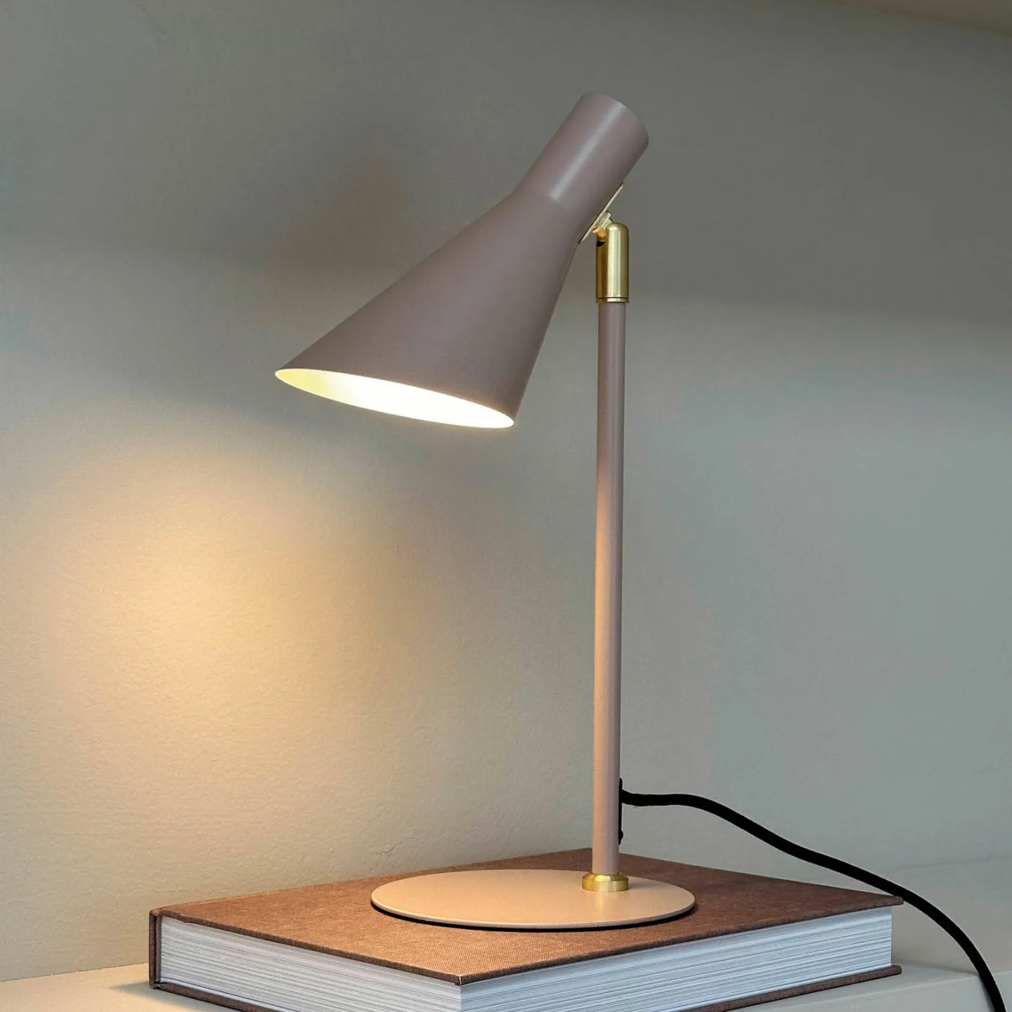 DL12 Tischleuchte Mini Beige/Messing - Dyberg Larsen - Wohnzimmer - Design - Metall - Mit Schirm
