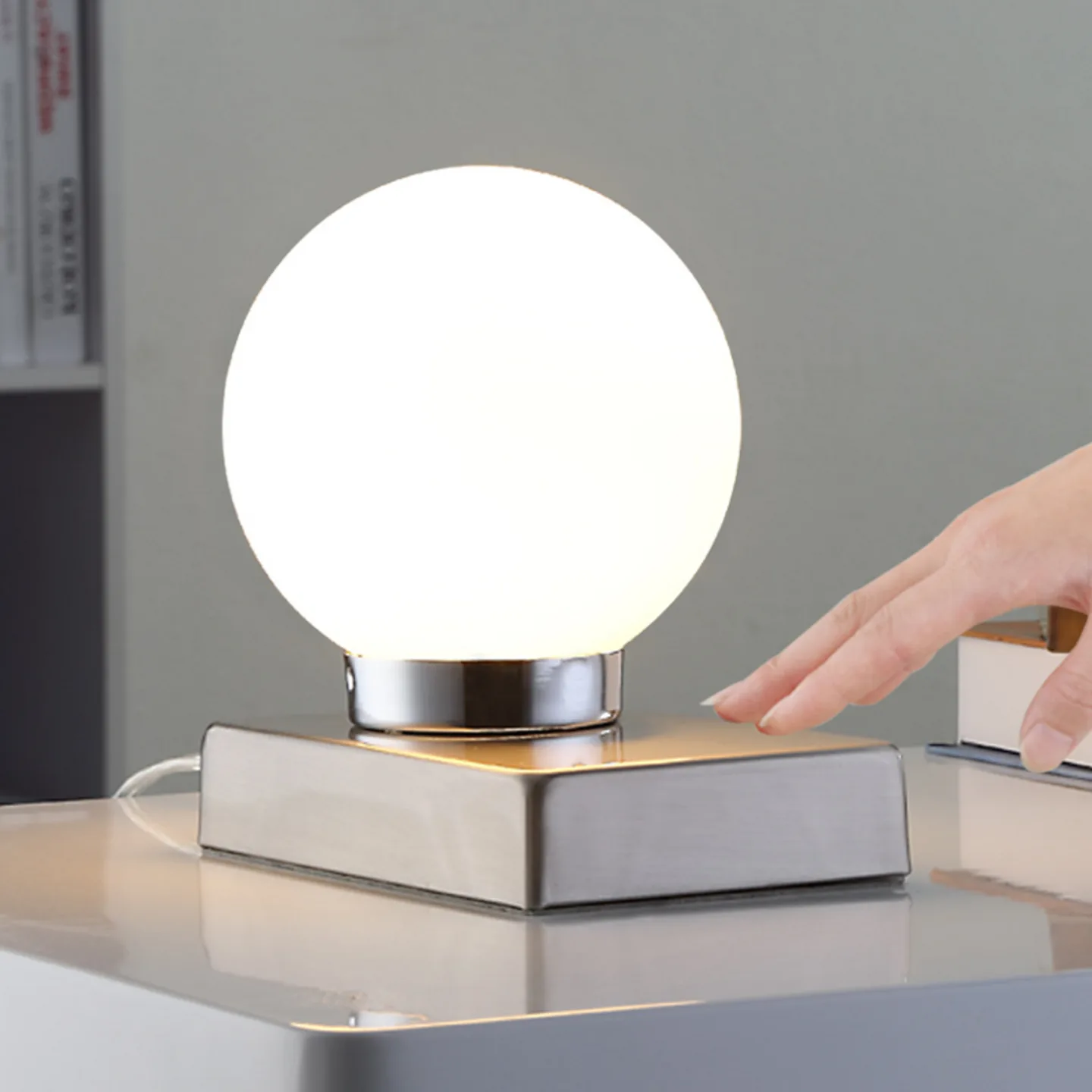 Naomi Tischleuchte Opal/Chrome - Lindby - Schlafzimmer - Modern - Glas - Kugel