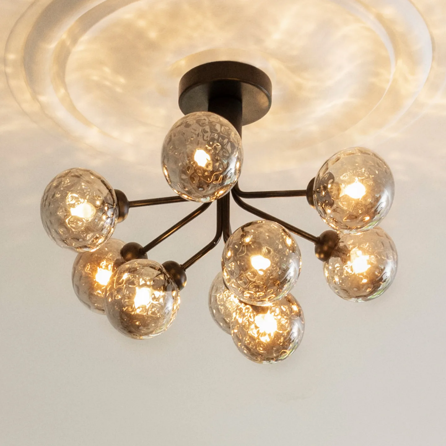 Apiales 9 taklampe, svart/røykgrå, Ø 60 cm - Nuura Nuura Aps - Stue - Skandinavisk - Glass - Med flere lyskilder