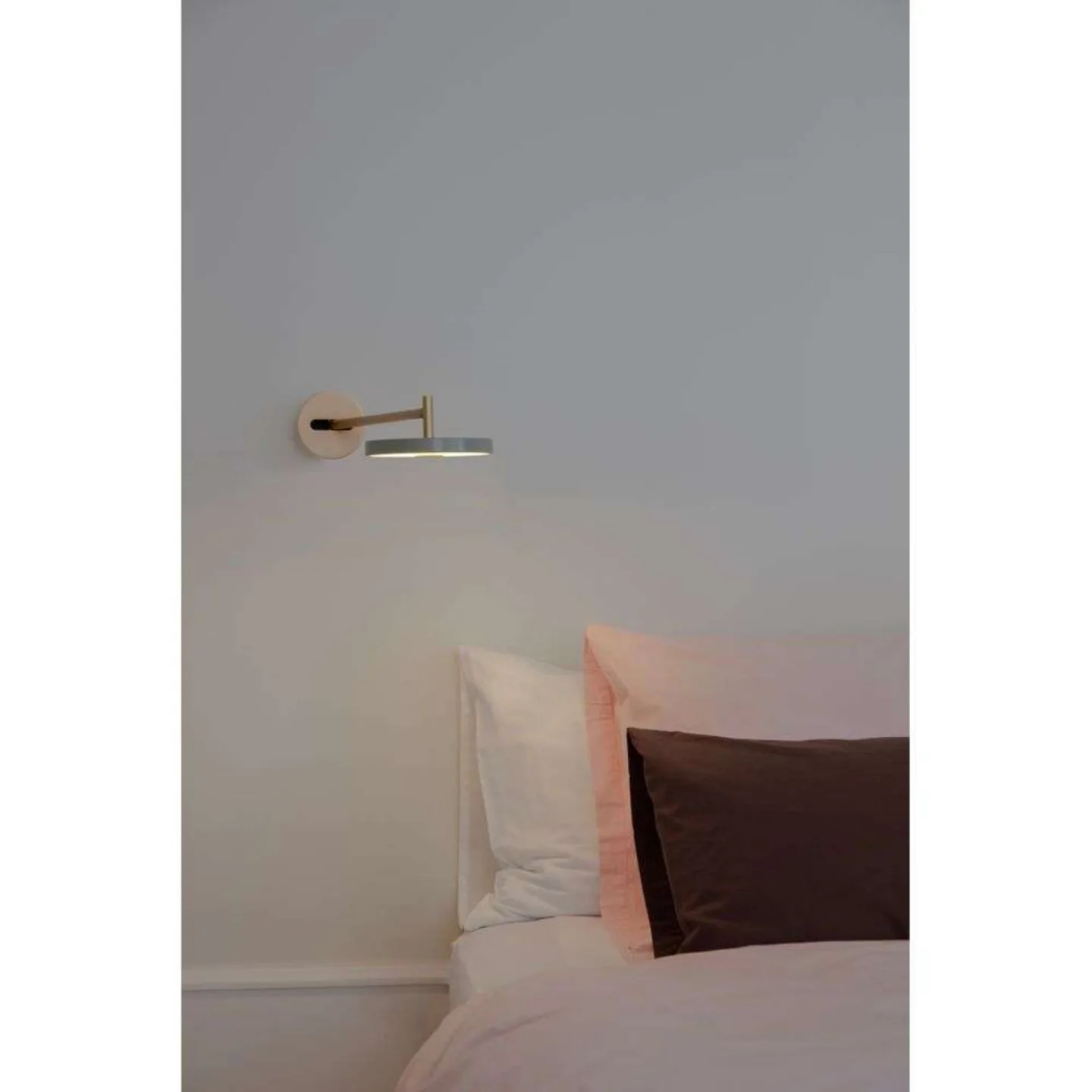 Asteria Long LED-vägglampa, oliv/mässing, fast installation – UMAGE - Vardagsrum - Design - Metall - Med en ljuskälla