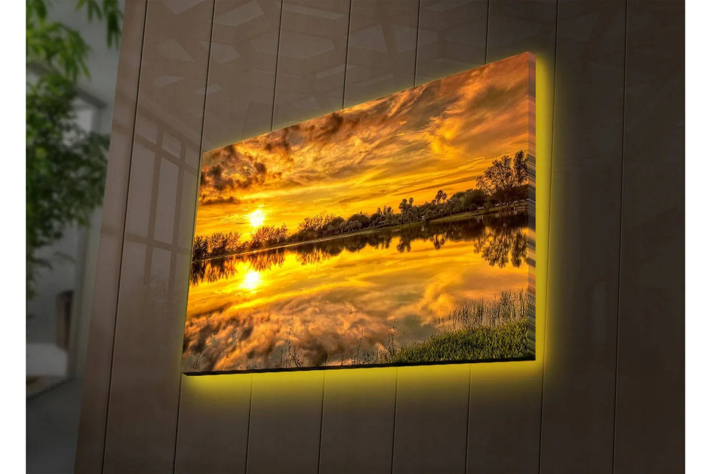Canvastavla med LED-belysning 45x70 cm - Solnedgång över en spegelblanka sjö med omgivande träd och grönska - Guld / Orange / Grön