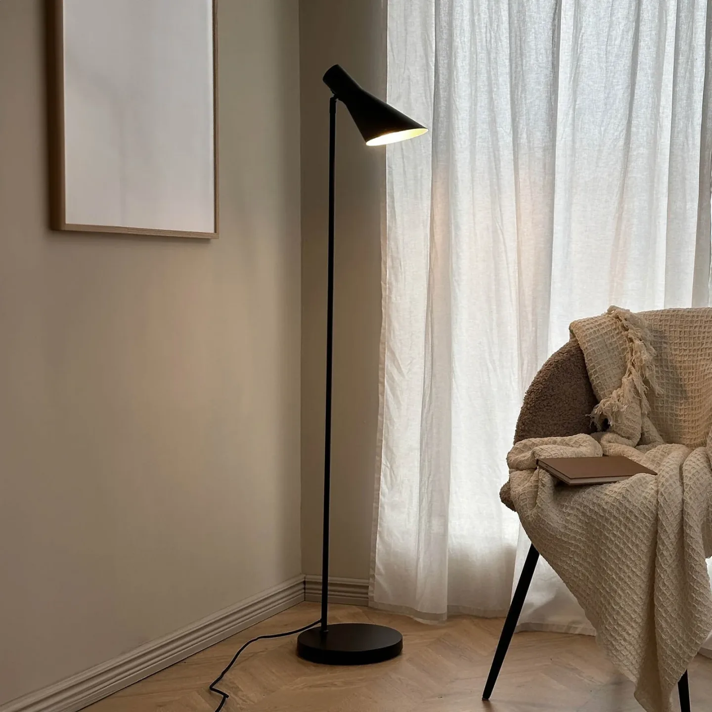 DL12 Stehleuchte Matt Black - Dyberg Larsen - Wohnzimmer - Design - Metall - Mit Schirm