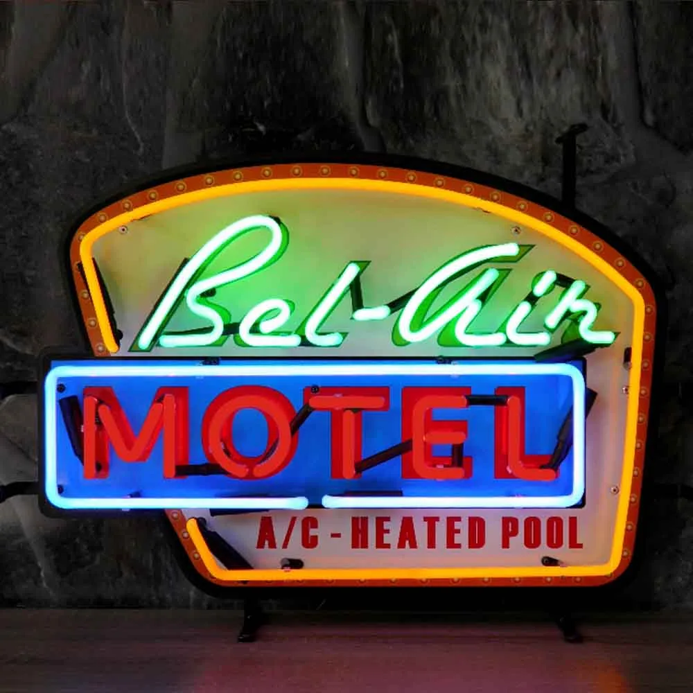 Neonskylt Bel Air Motel med bakgrund