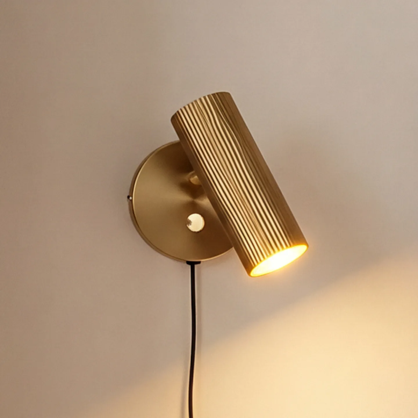 Hubble Wandleuchte Brushed Brass - Globen Lighting - Wohnzimmer - Design - Metall - Einflammig