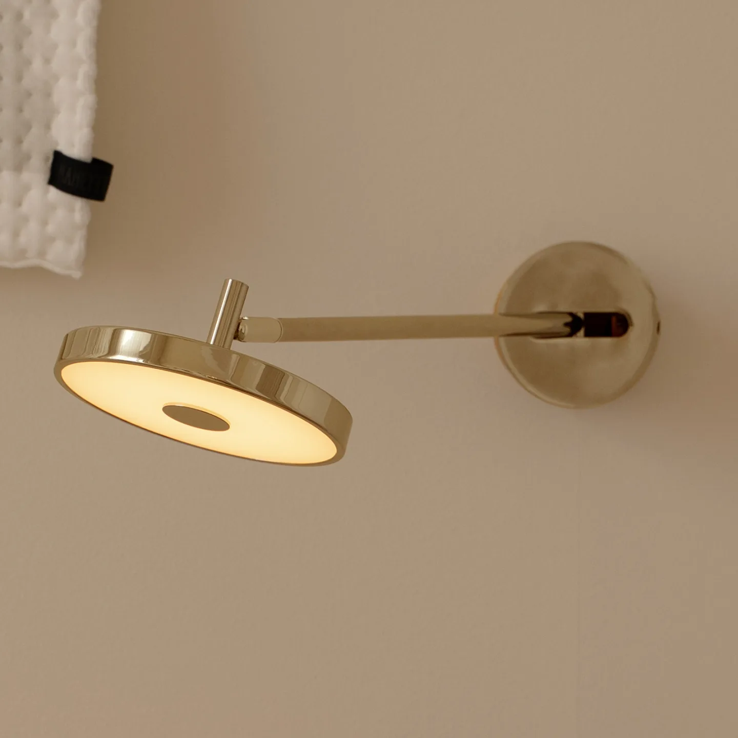Asteria LONG HW LED-Wandlampe messing poliert 45 cm - UMAGE - Wohnzimmer - Design - Metall - Einflammig