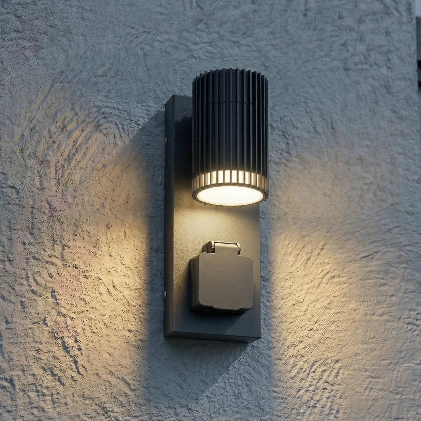 Enerio utendørs vegglampe, IP44, GU10, svart, stikkontakt, aluminium – Lindby - Moderne - Med en lyskilde