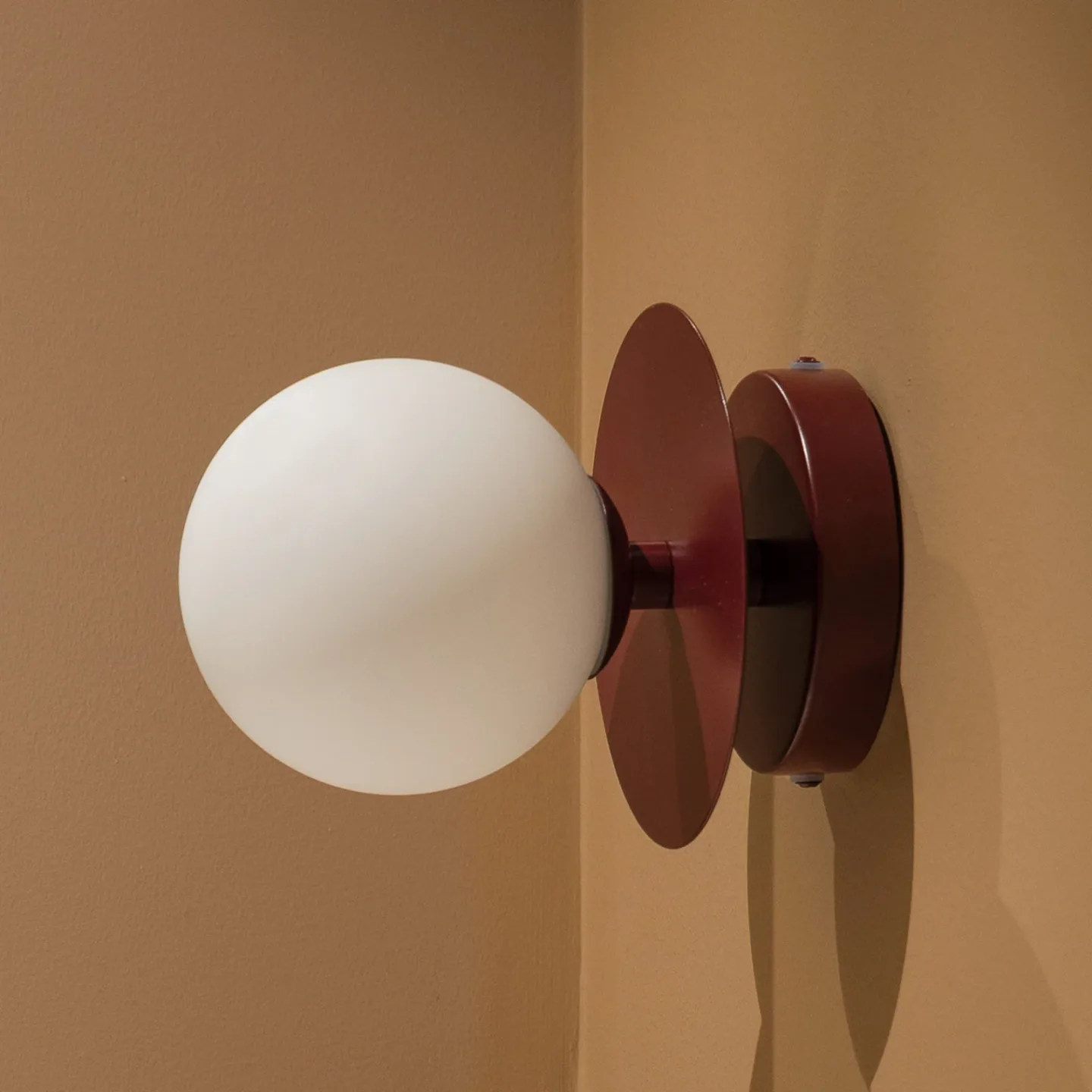 ART DECO vegglampe i burgunder/hvitt glass – Globen Lighting - Stue - Skandinavisk - Med en lyskilde