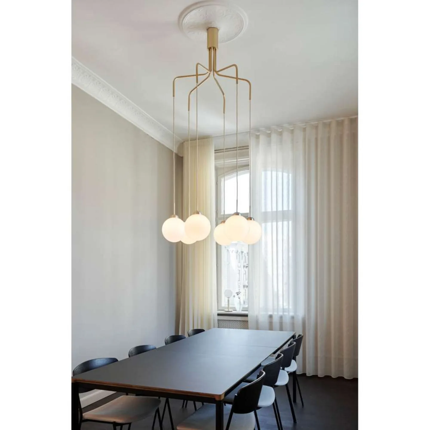 Apiales Cluster 6 Kronleuchter, schwarz/opal, 6-flg. - Nuura Apiales 6 Nuura Aps - Wohnzimmer - Design - Metall - Mehrflammig