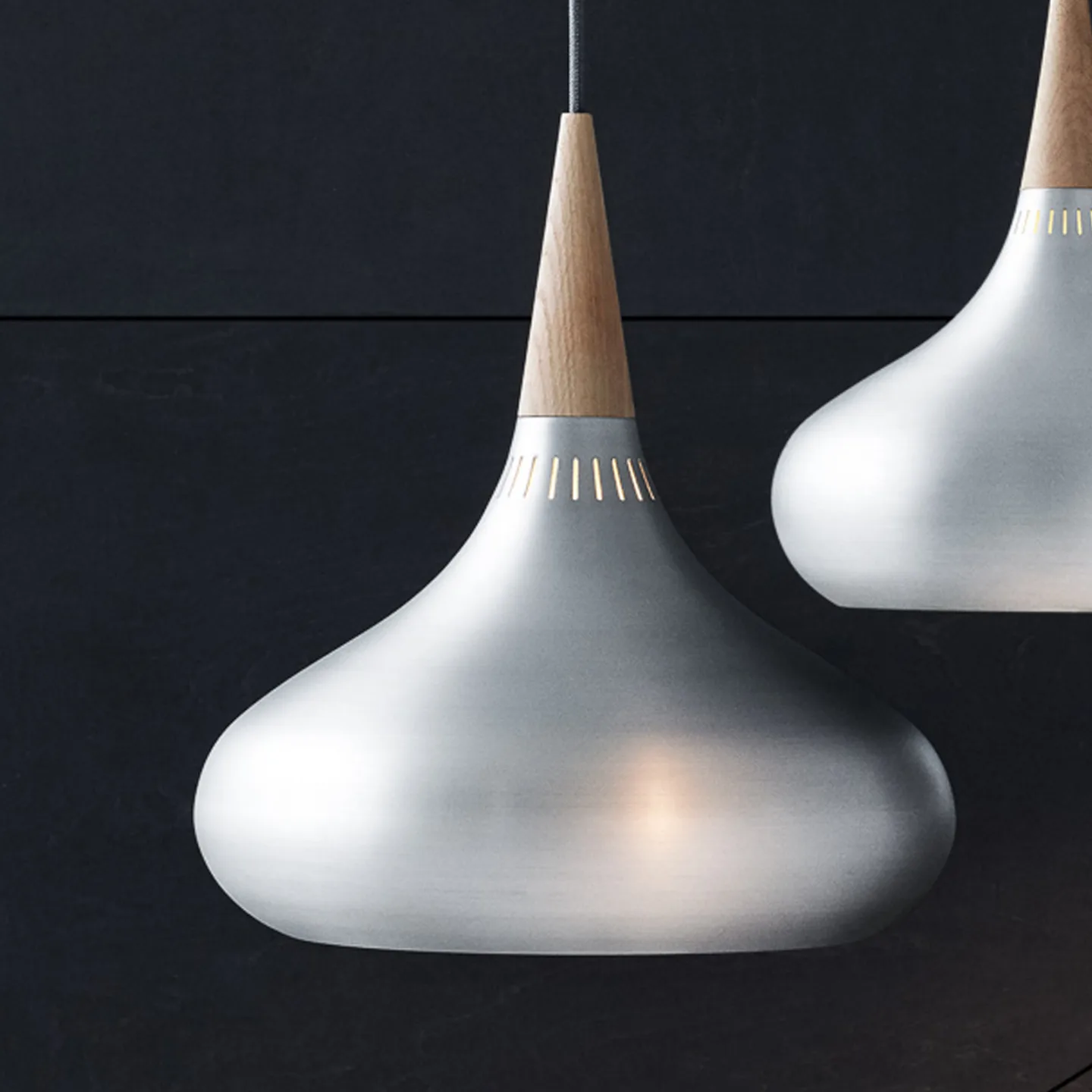 Orient P2 Pendelleuchte Matt Alu/Eiche - Fritz Hansen - Wohnzimmer - Design - Metall - Einflammig