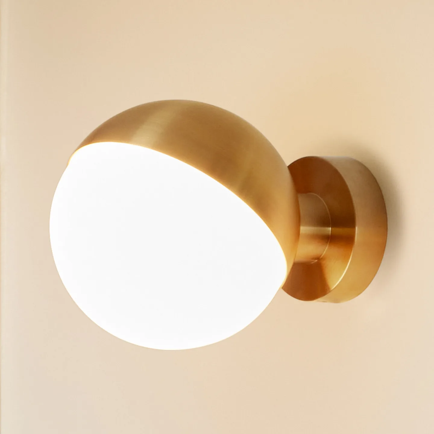 VL Studio Vägglampa Ø150 Hardwired Brass - Louis Poulsen - Hall - Design - Glas - Rund