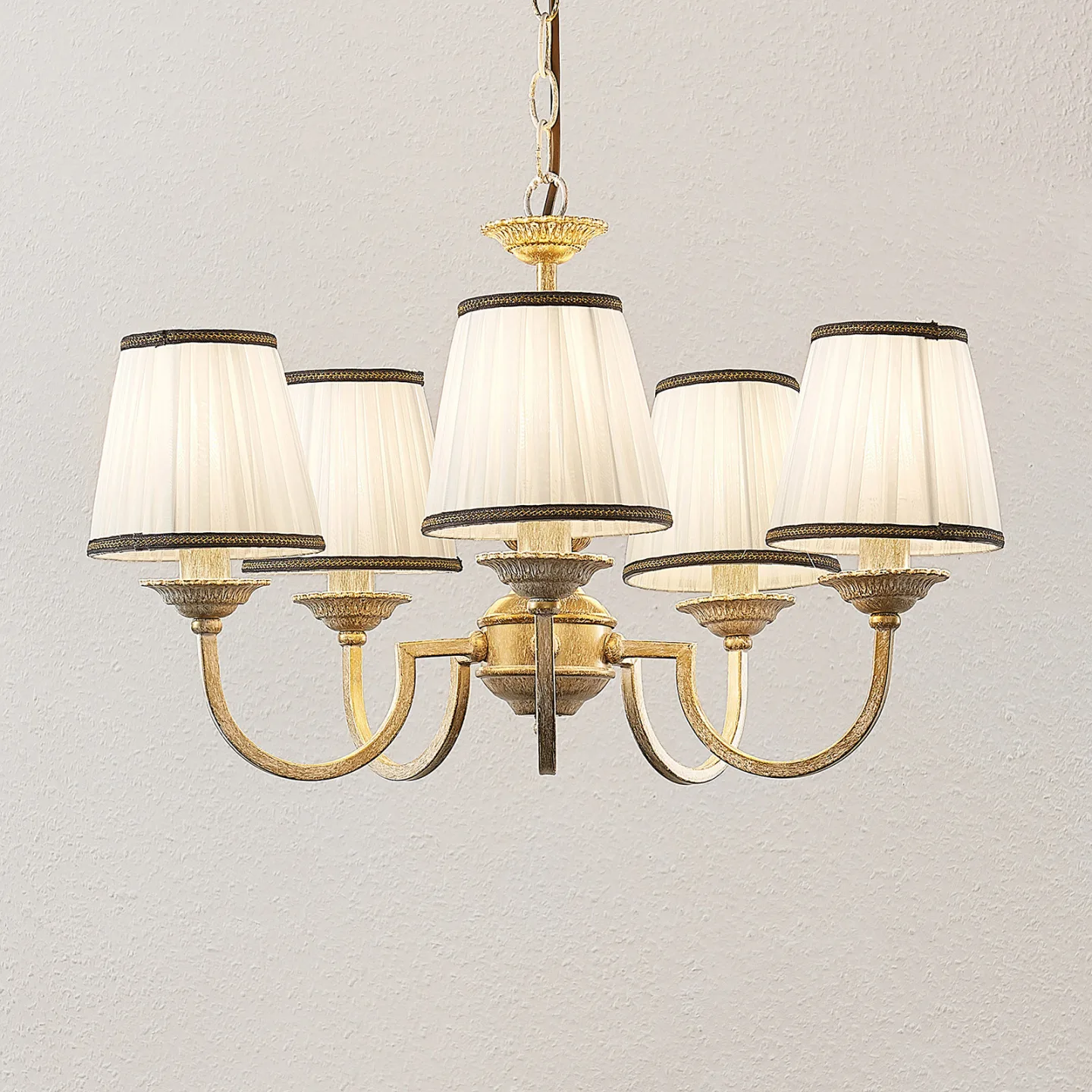 Lumiel 5 Lysekrone Cream/Antique Brass - Lindby - Stue - Rustik - Stof / tekstil - Med flere lyskilder