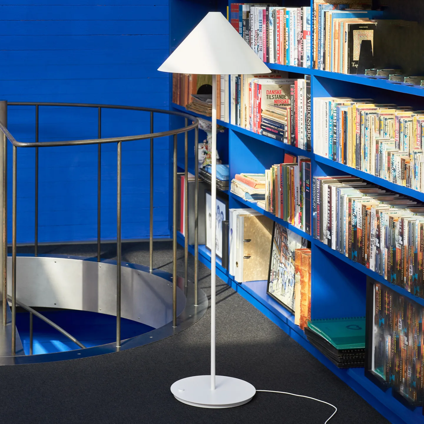 Keglen 400 LED Stehleuchte Dim-to-Warm White - Louis Poulsen - Wohnzimmer - Design - Metall - Mit Schirm