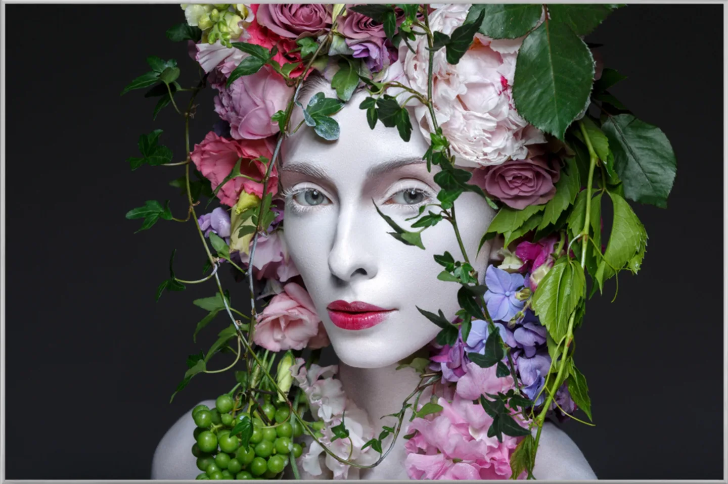 image LAND Bild mit Rahmen Schönheit mit Blumenperücke | Schubiger Möbel