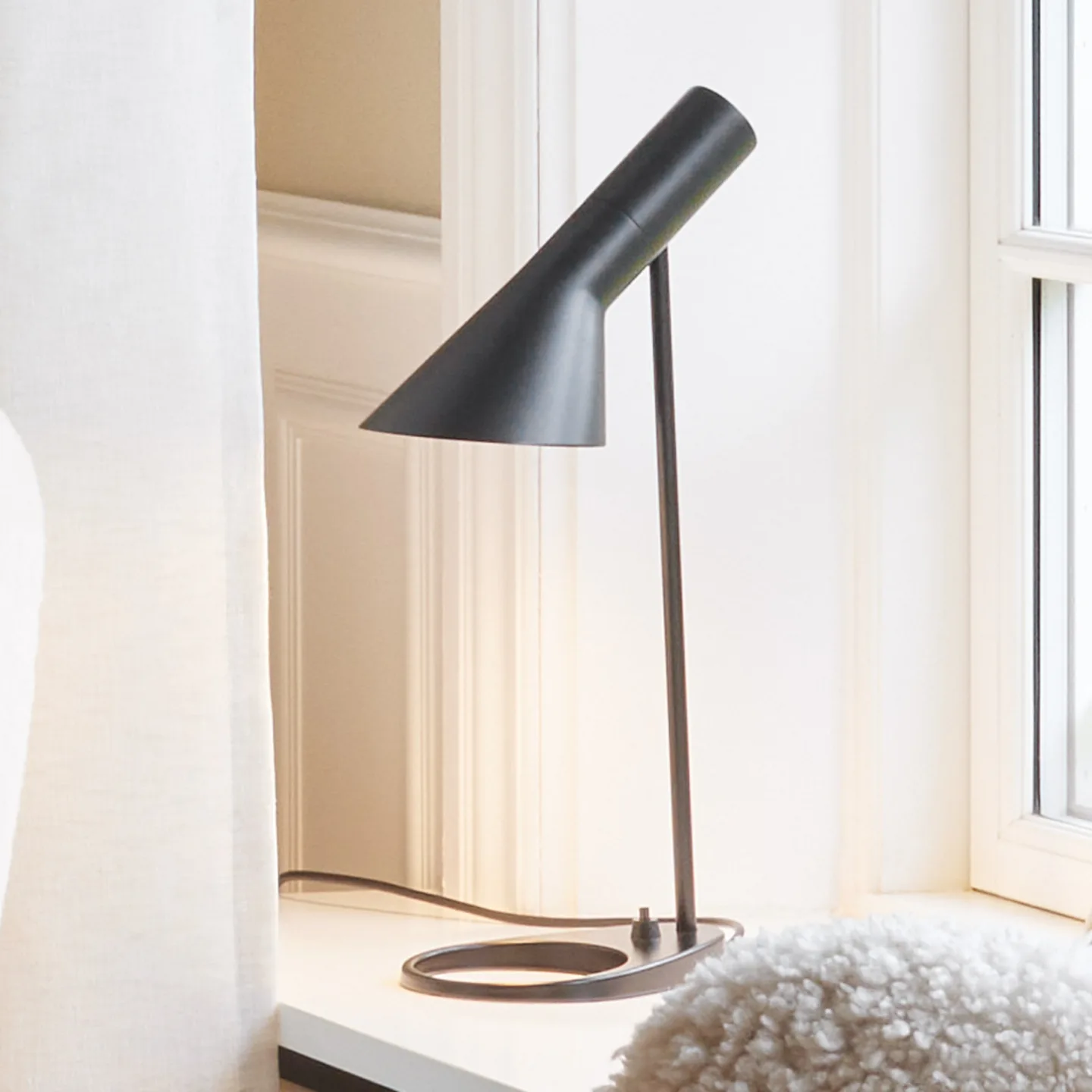 AJ Mini Bordlampe Sort - Louis Poulsen - Stue - Design - Metal - Med én lyskilde