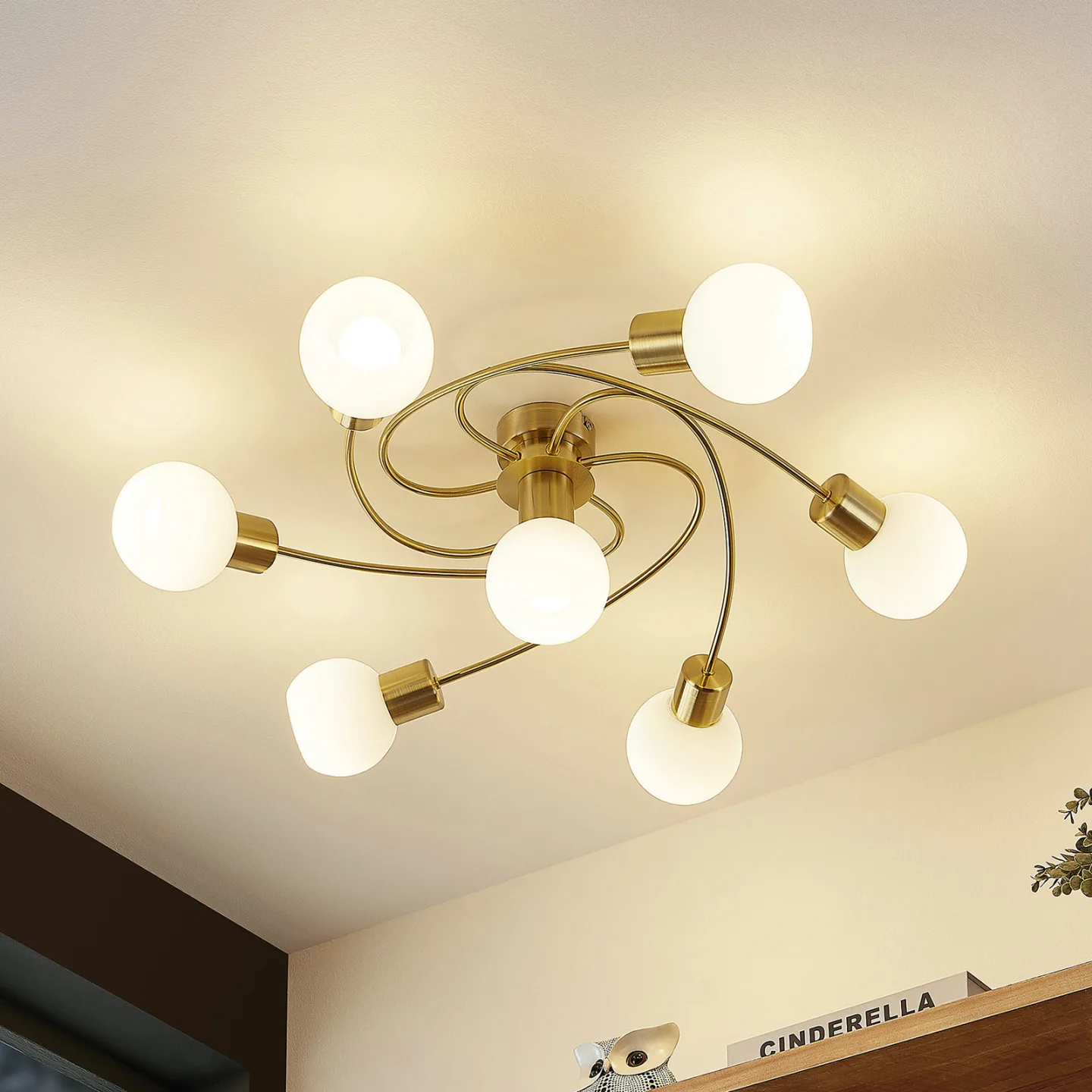 Ciala 7 Deckenleuchte Brass/Opal - Lindby - Wohnzimmer - Modern - Glas - Kugel