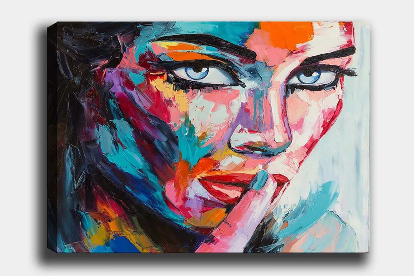 Canvastavla 70x100 cm - Kvinna med en mystisk blick som håller ett finger mot läpparna i en tyst gest - Blå / Röd / Orange