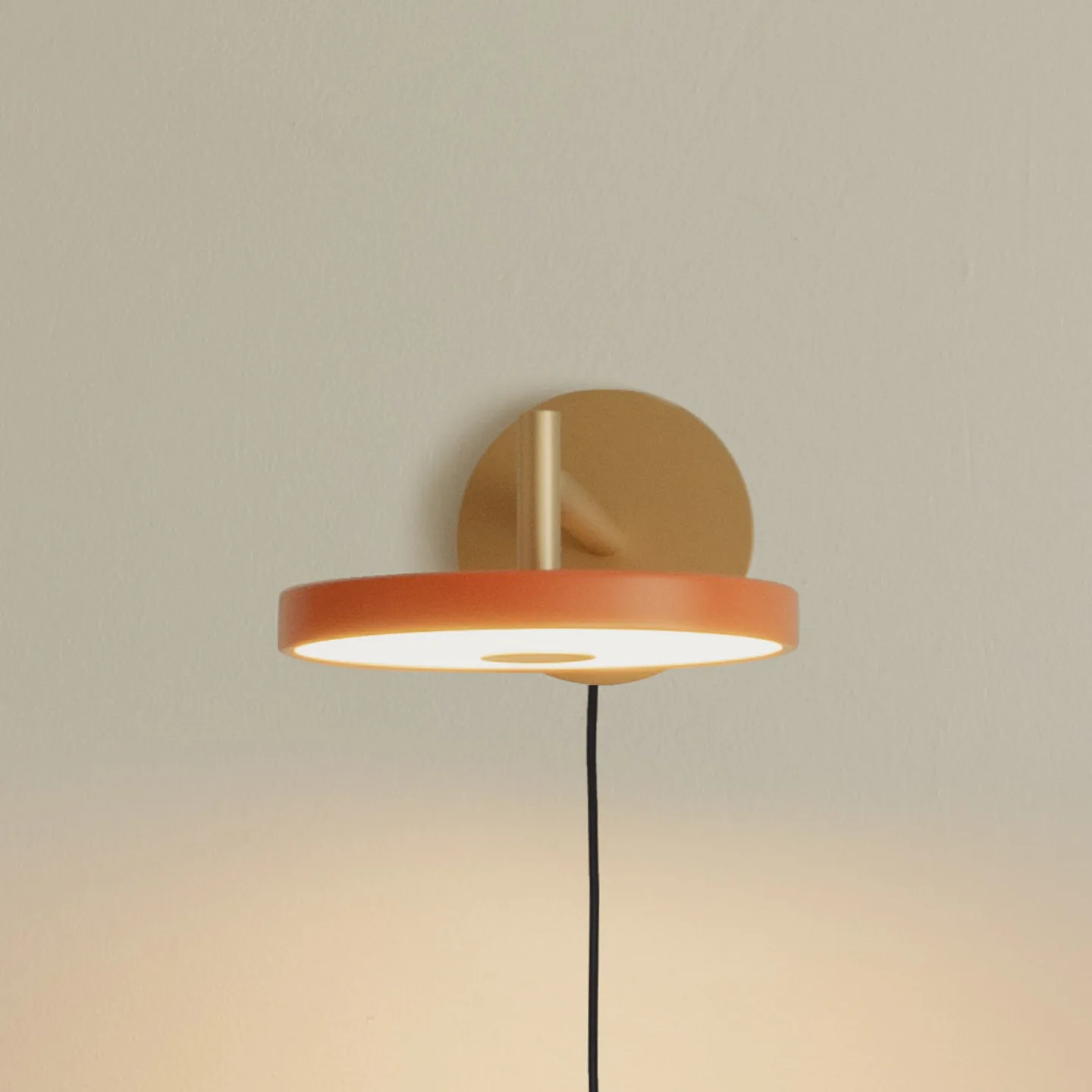Asteria Short LED-vegglampe, oransje/messing, stikkontakt - UMAGE - Stue - Design - Metall - Med en lyskilde