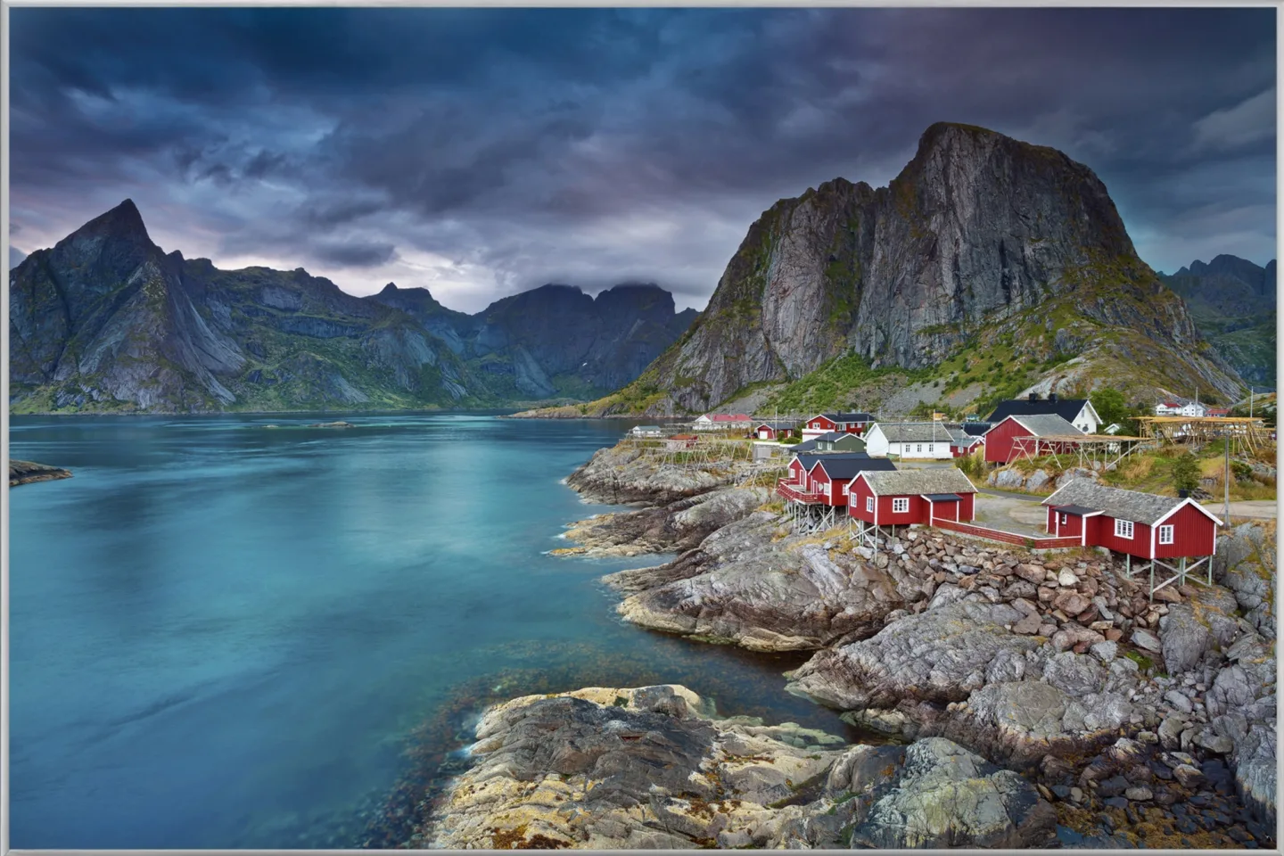 image LAND Bild mit Rahmen Skandinavisches Dorf am Fjord 1 | Schubiger Möbel