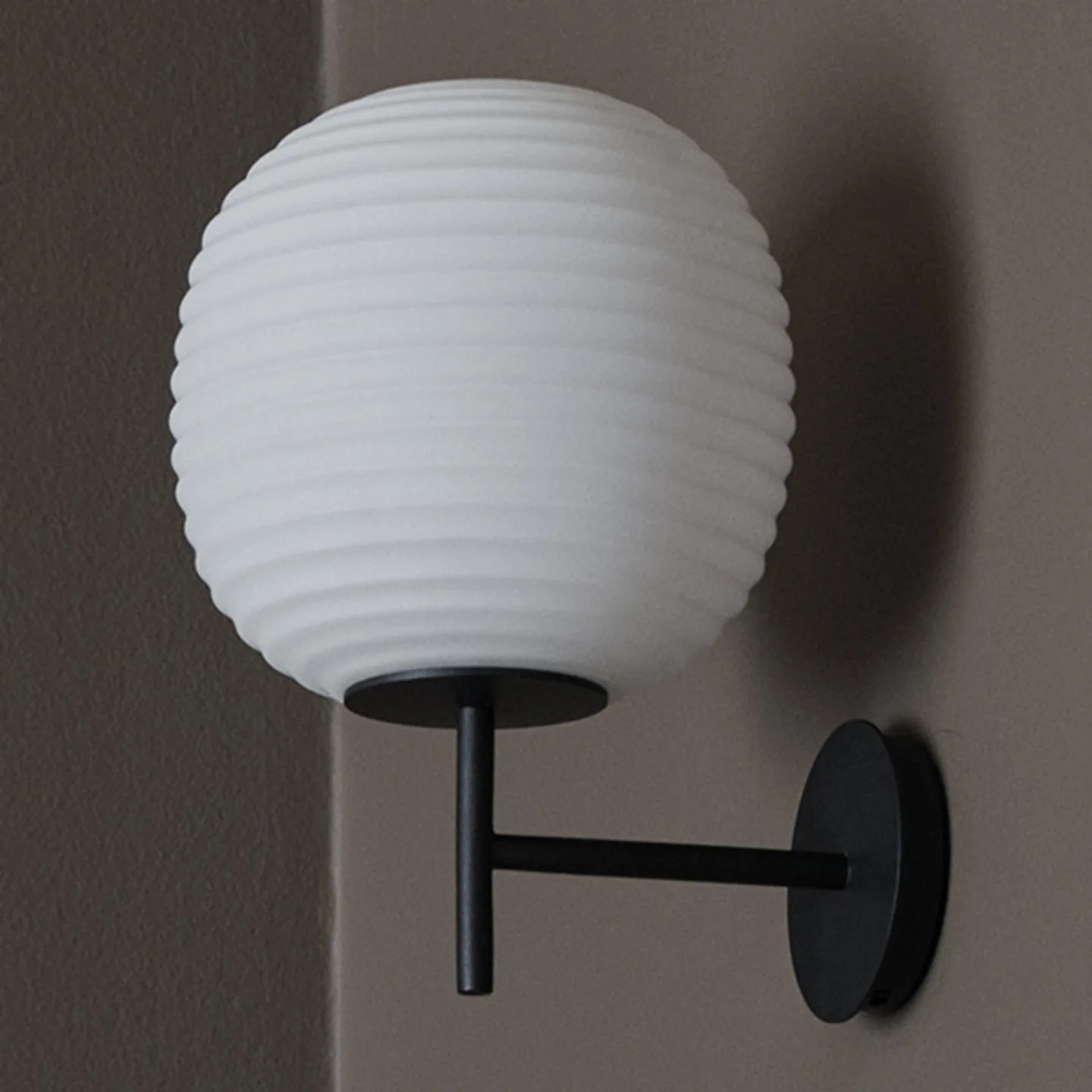 Lantern Væglampe Small Ø20 - New Works Lantern Small - Stue - Design - Metal - Kugle
