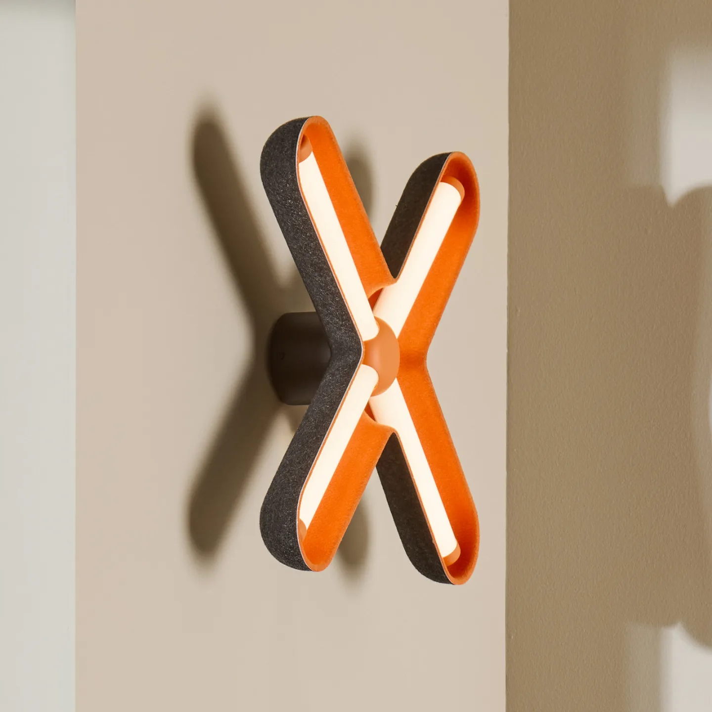 Fuzz LED-Wandlampe, orange/schwarz, 50 cm - LOOM DESIGN - Wohnzimmer - Modern - Aluminium - Einflammig