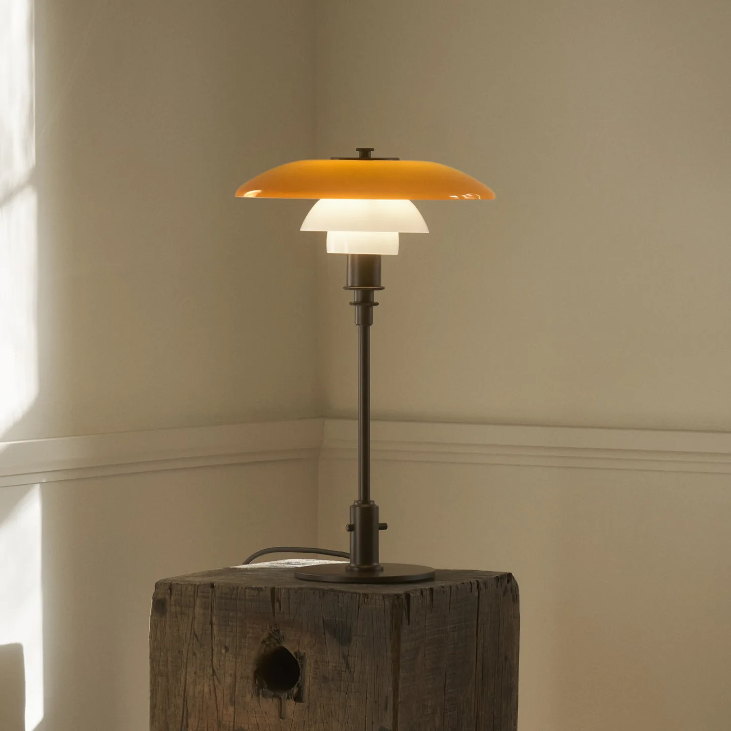 PH 3-2 bordlampe, brunsert messing, ravfarget - Louis Poulsen - Stue - Design - Metall - Med en lyskilde
