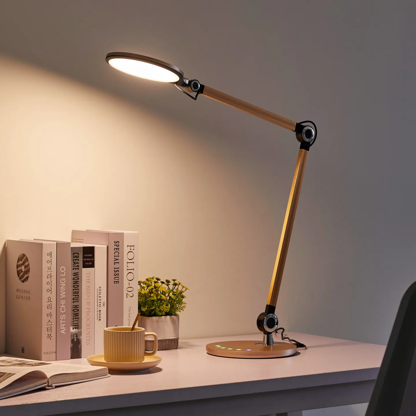 Nyxaris LED Bordslampa CCT Gold - Lucande Lindby - Arbetsrum / hemkontor - Modern - Plast - Med en ljuskälla