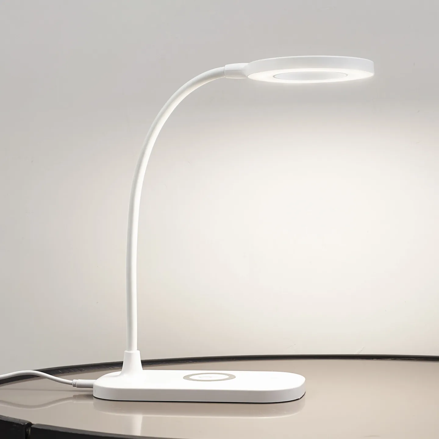 Siona LED Bordlampe CCT Dim. w/Charger Hvid - Lindby - Stue - Moderne - Plastik - Med én lyskilde