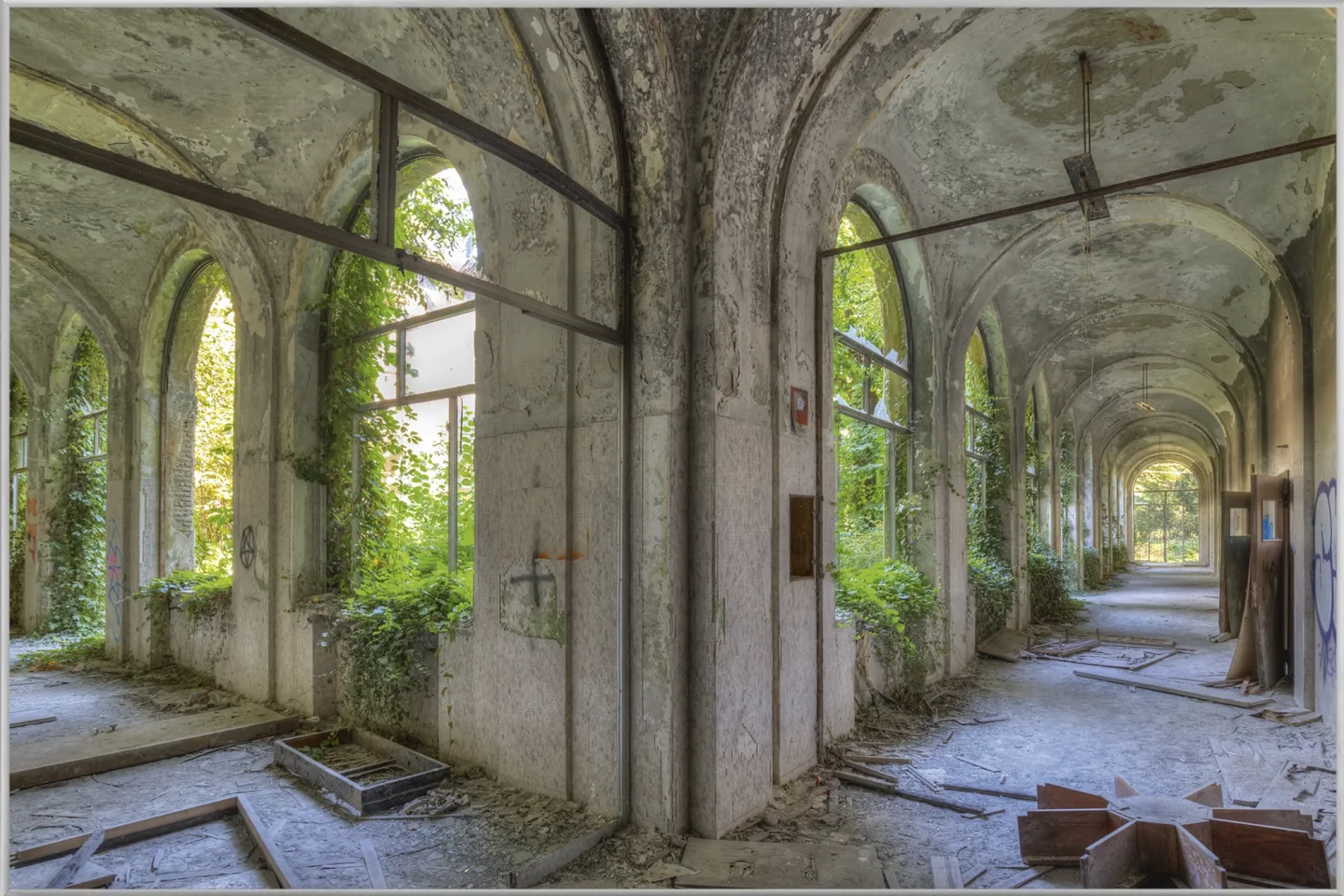 image LAND Bild mit Rahmen Lost Place Geteilter Flur | Schubiger Möbel